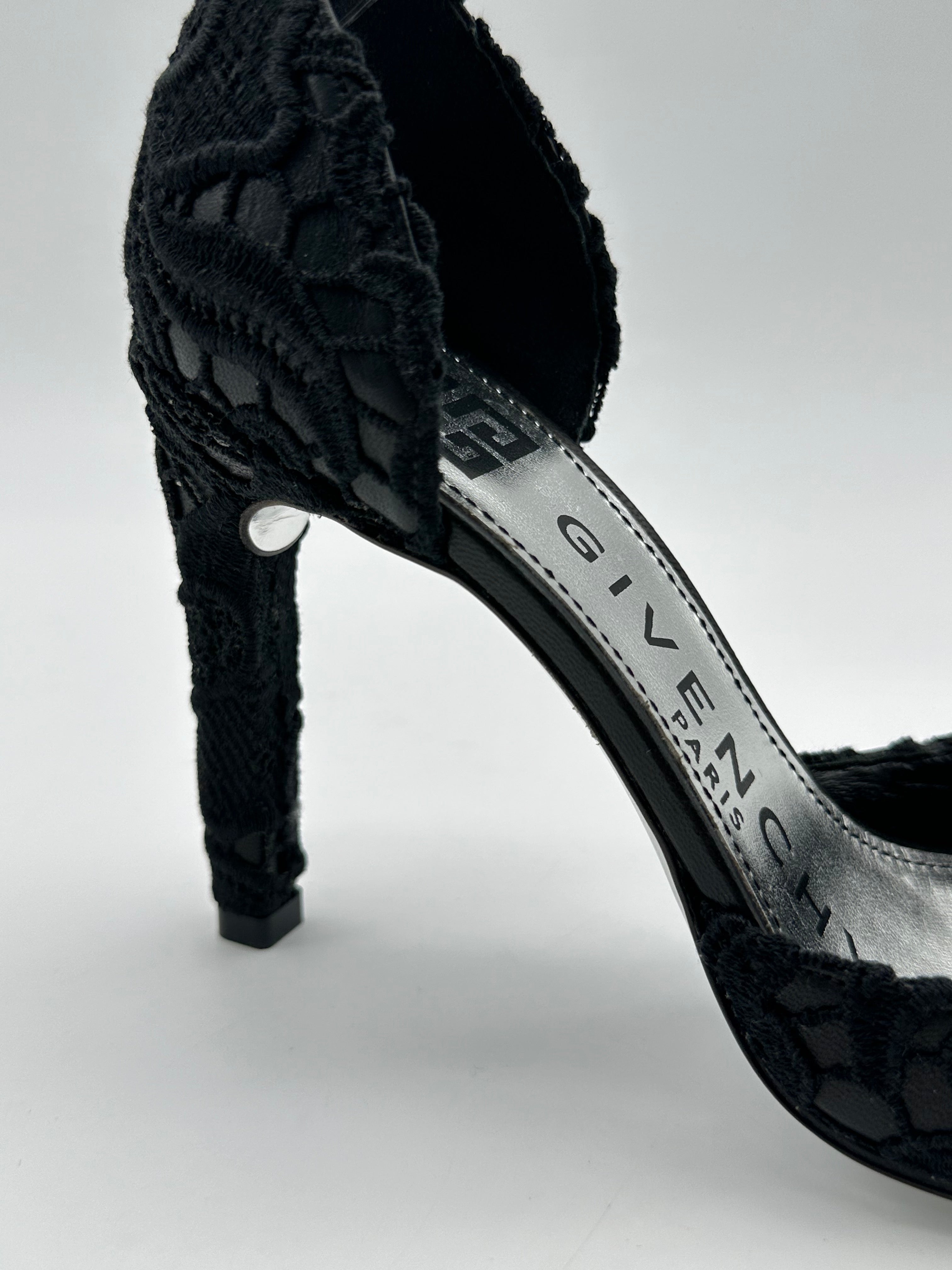 Décolleté In Pizzo Nero Con Cinturino Alla Caviglia