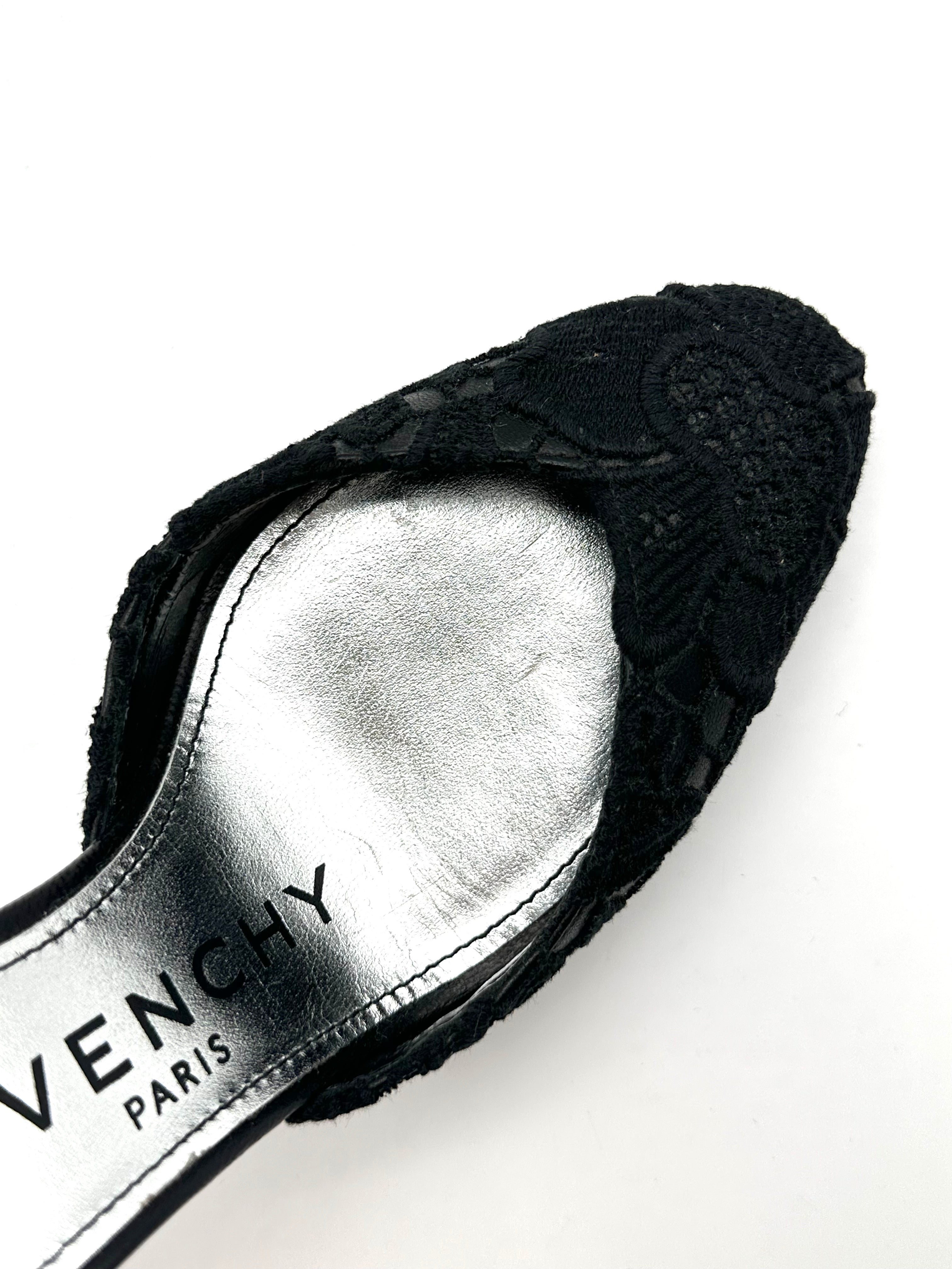 Décolleté In Pizzo Nero Con Cinturino Alla Caviglia