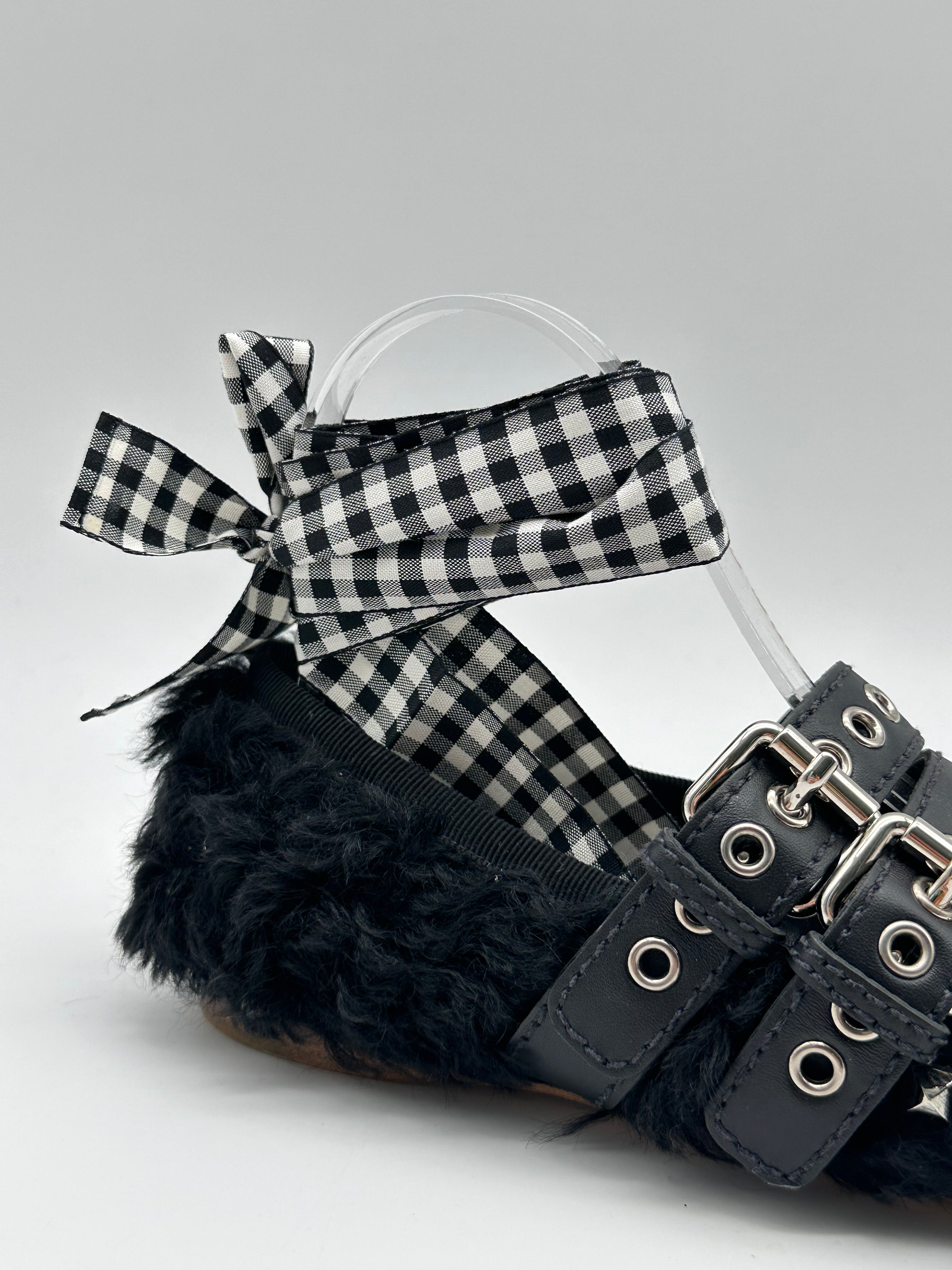 Ballerine In Eco Shearling Nero Con Borchie E Nastri