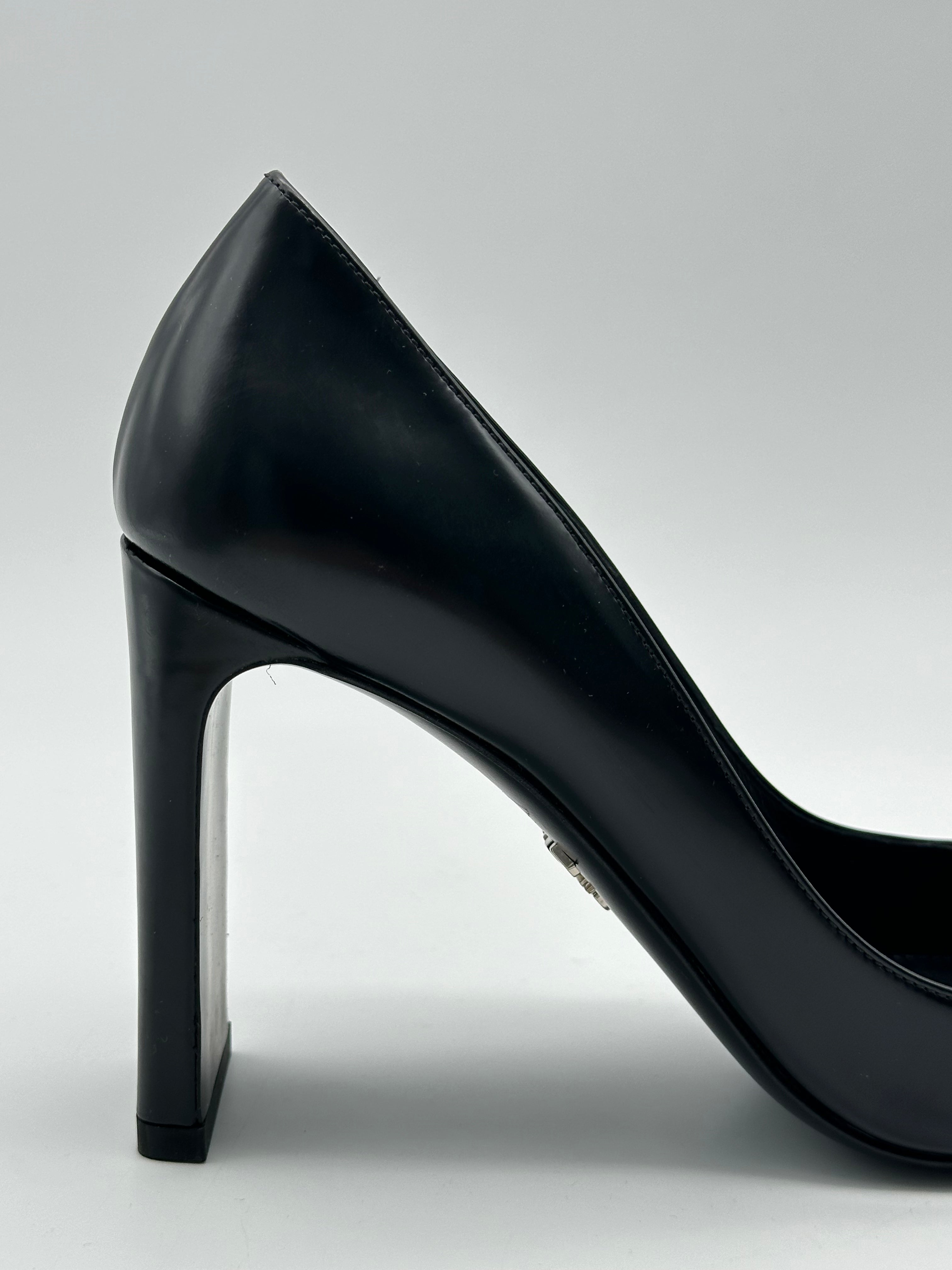 Décolleté In Pelle Nera Con Tacco Largo