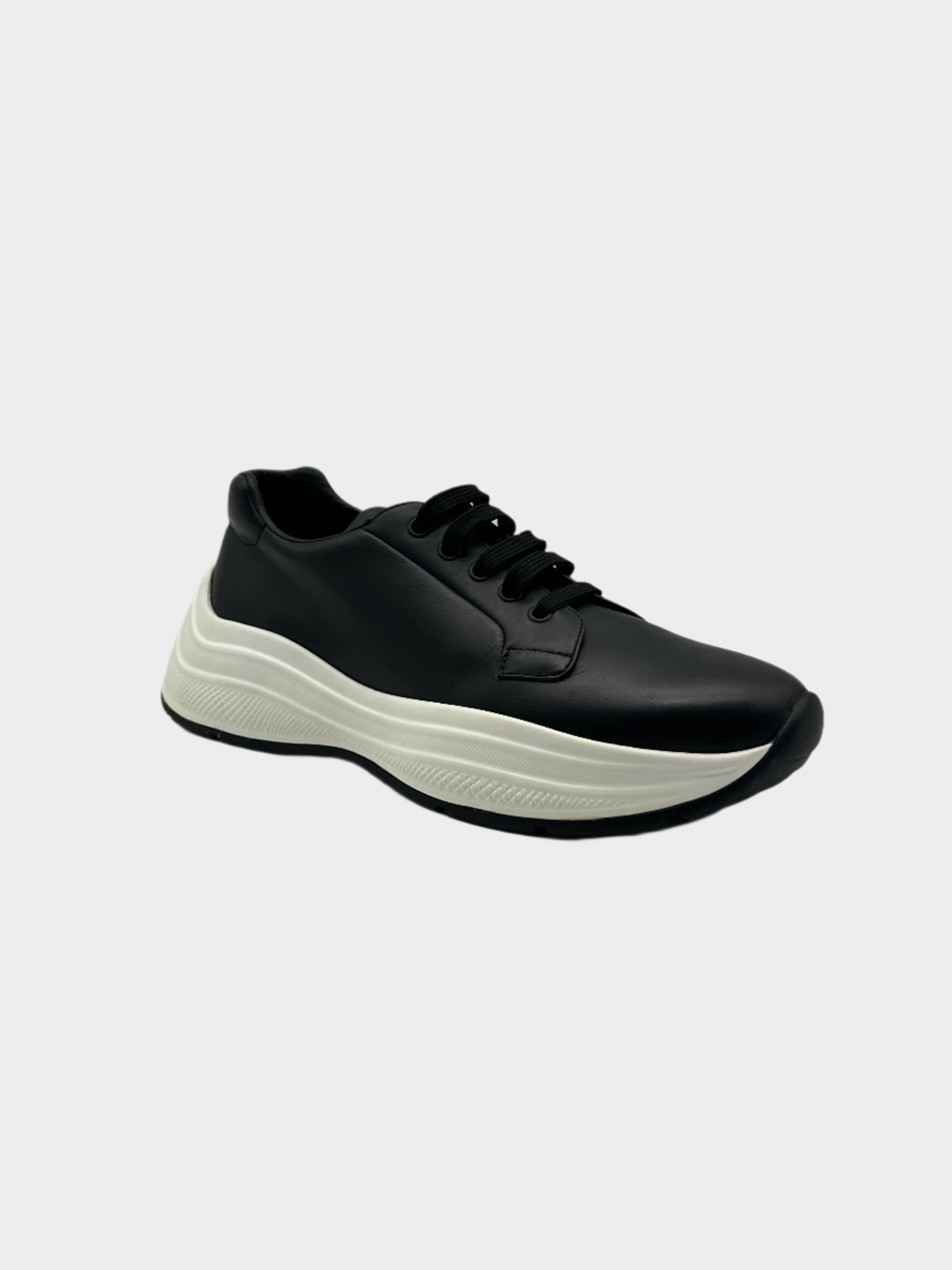 Sneakers Nere Con Suola Bianca E Logo Sul Retro