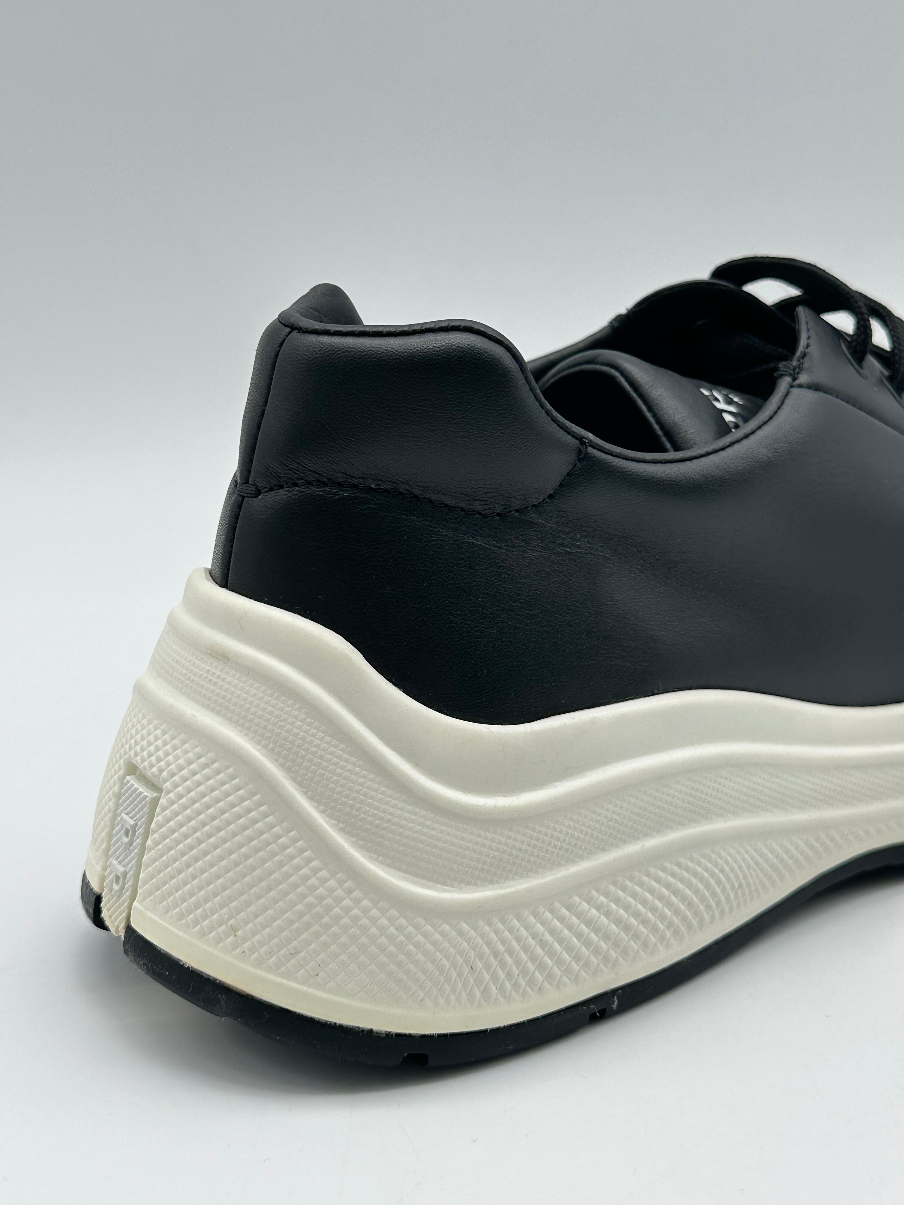 Sneakers Nere Con Suola Bianca E Logo Sul Retro