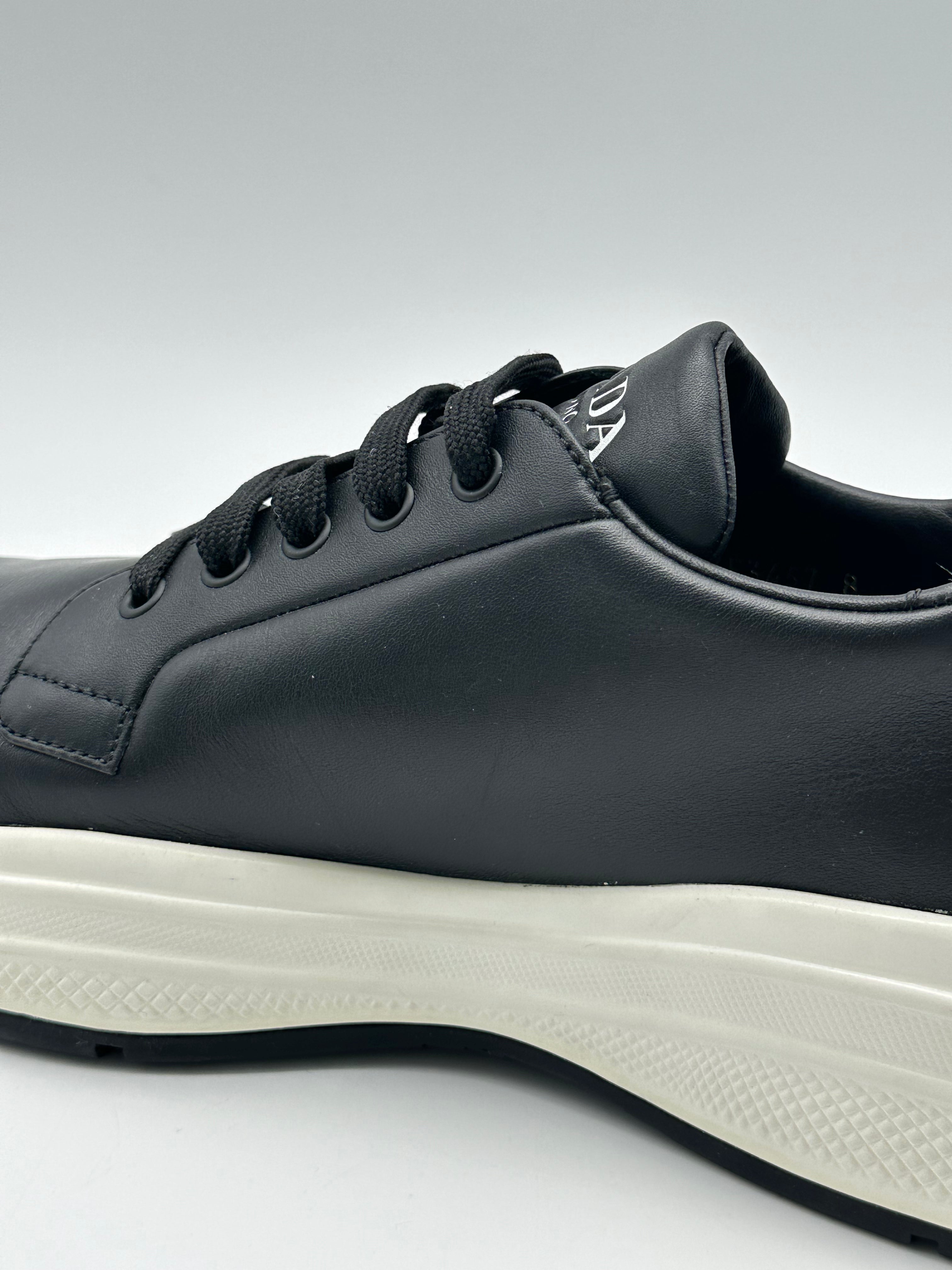 Sneakers Nere Con Suola Bianca E Logo Sul Retro