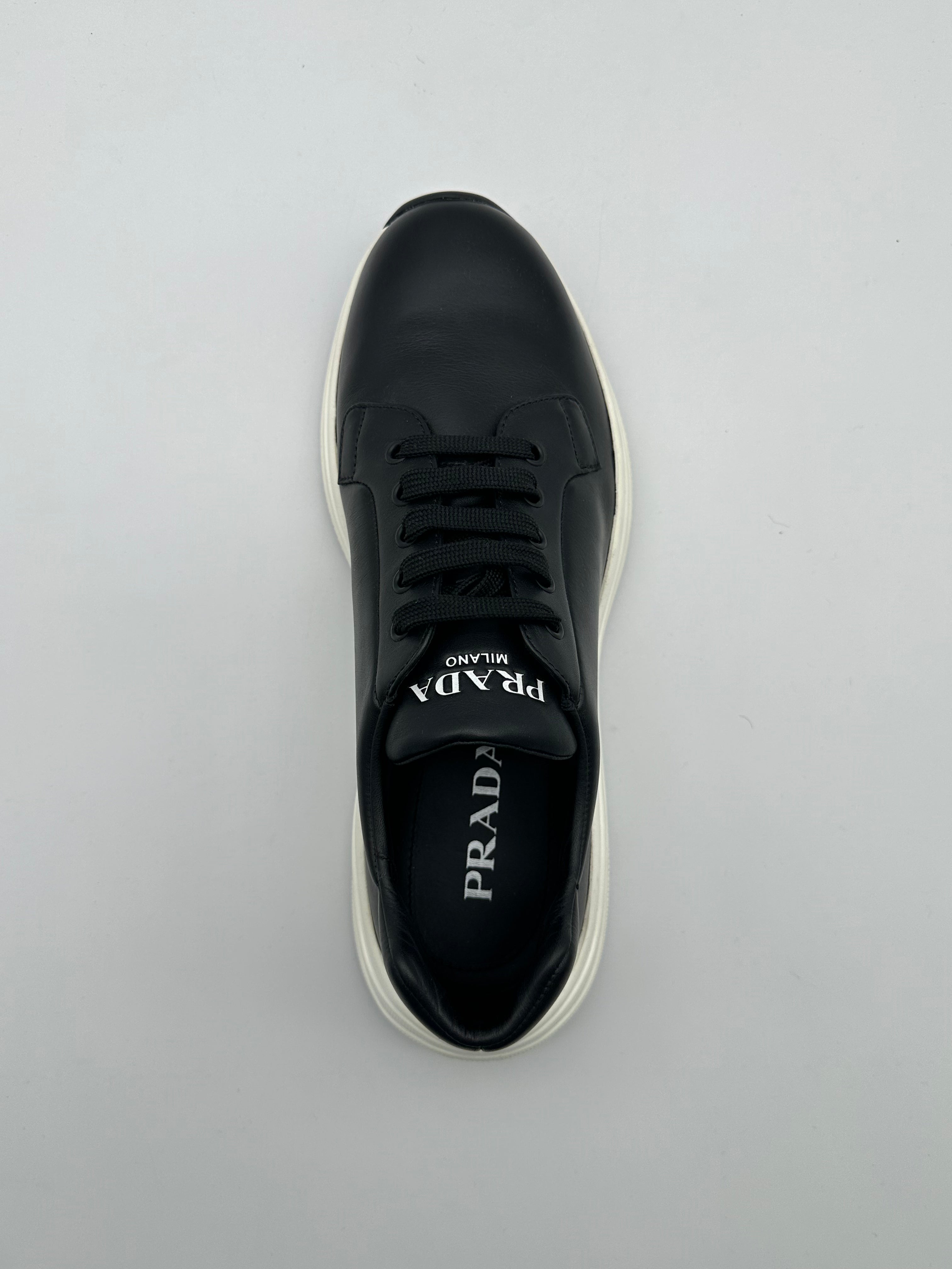 Sneakers Nere Con Suola Bianca E Logo Sul Retro
