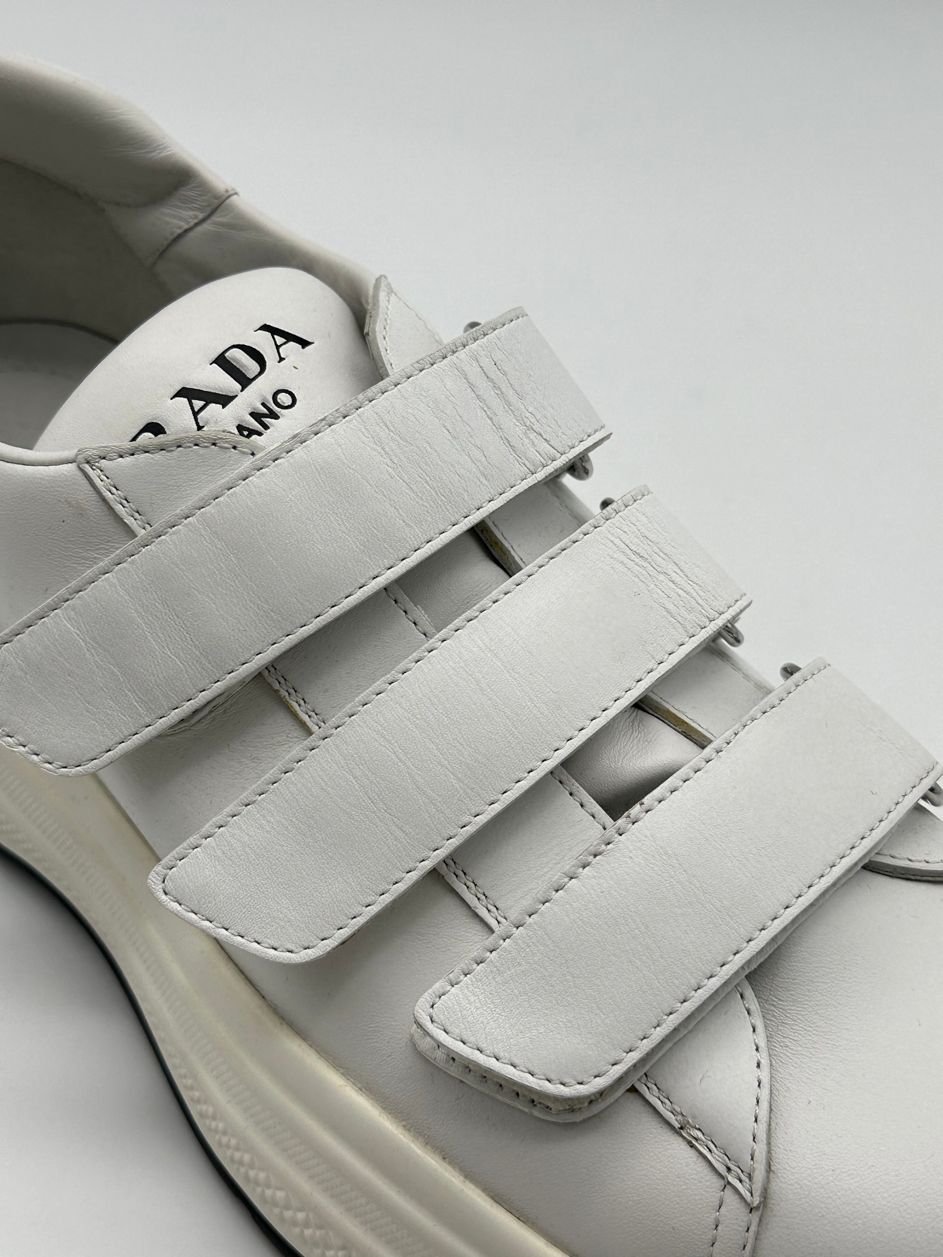 Sneakers Bianche Con Strappi E Logo Sulla Suola
