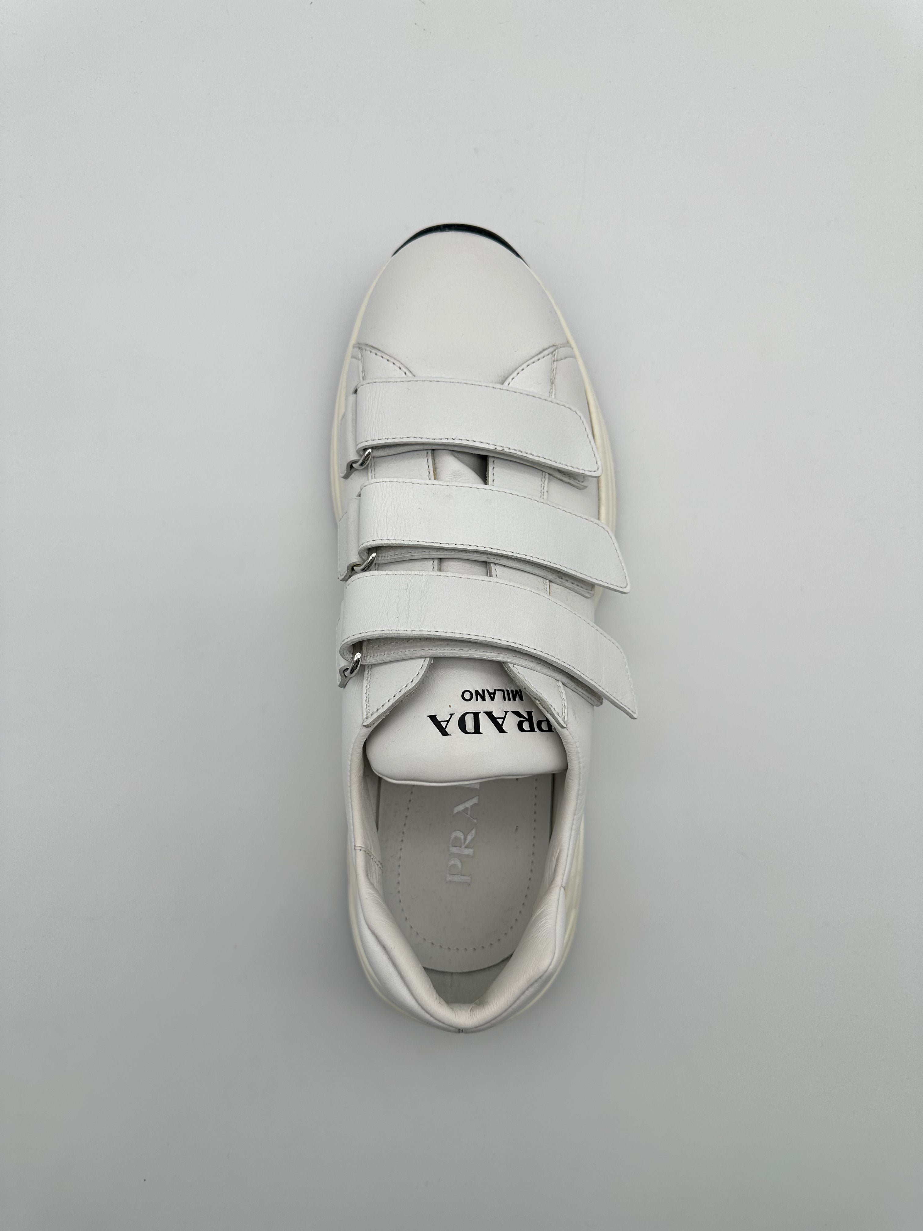 Sneakers Bianche Con Strappi E Logo Sulla Suola