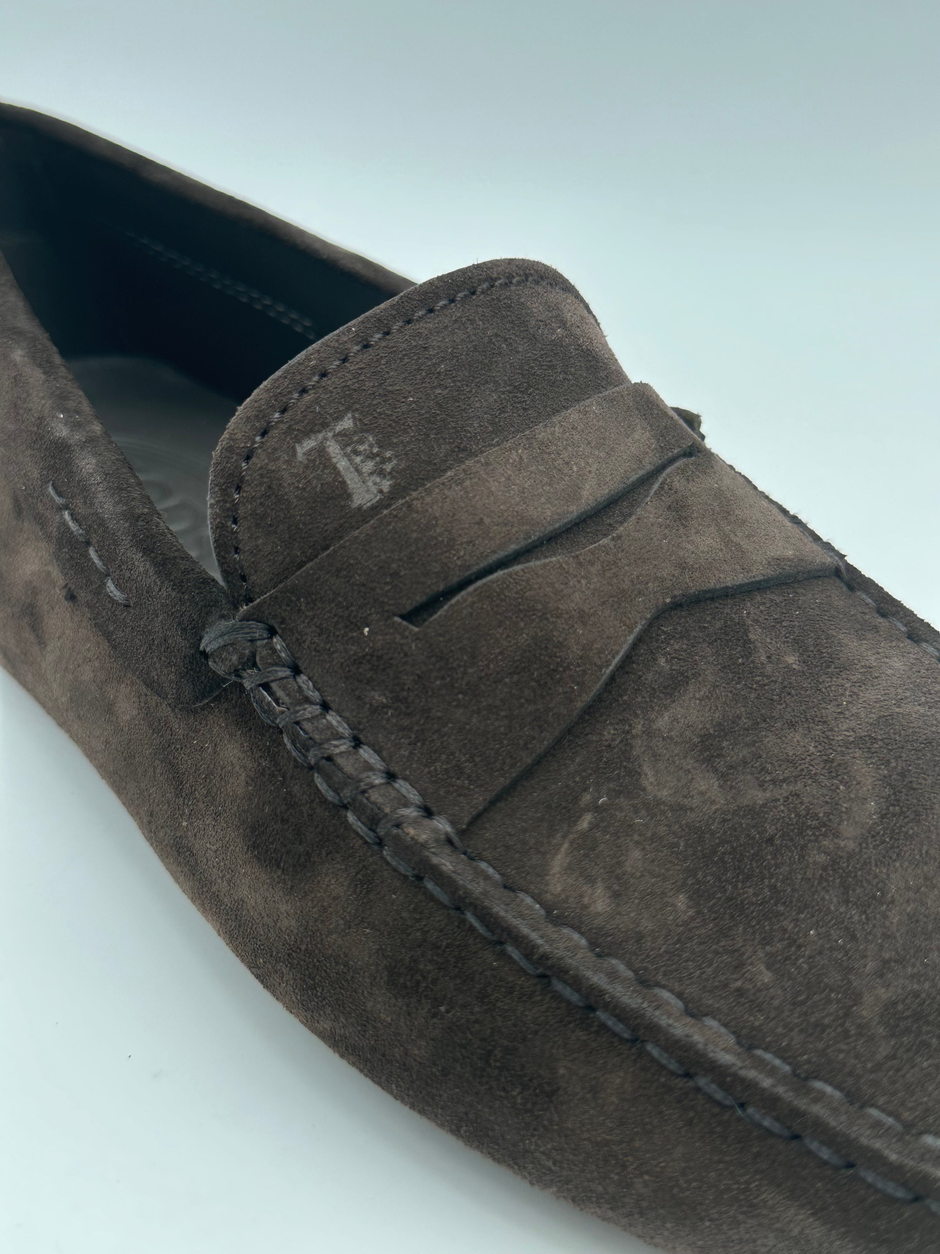 Mocassino In Pelle Scamosciata Marrone Con Gommini