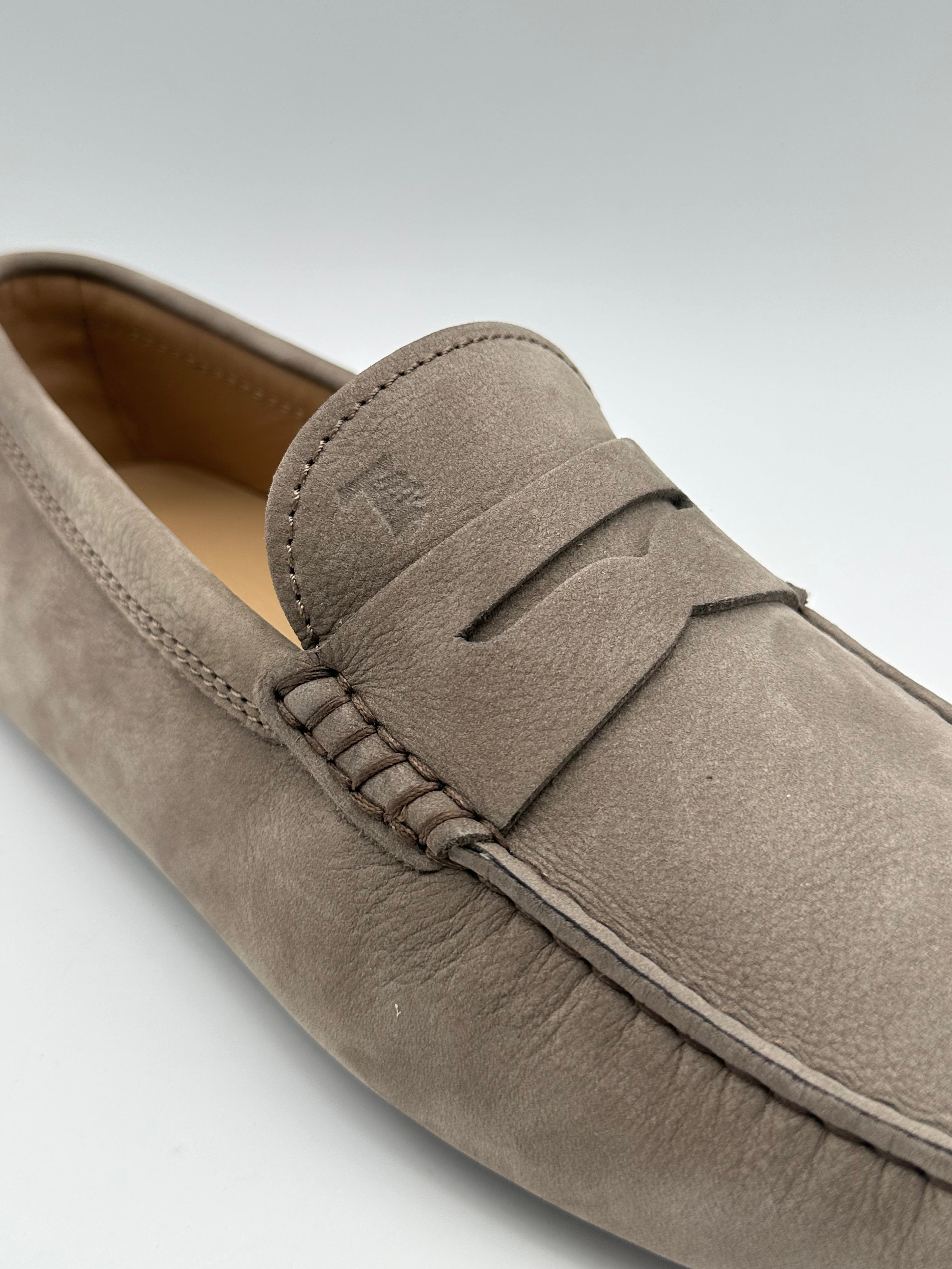 Mocassino In Pelle Scamosciata Liscia Fango Chiaro Con Gommini