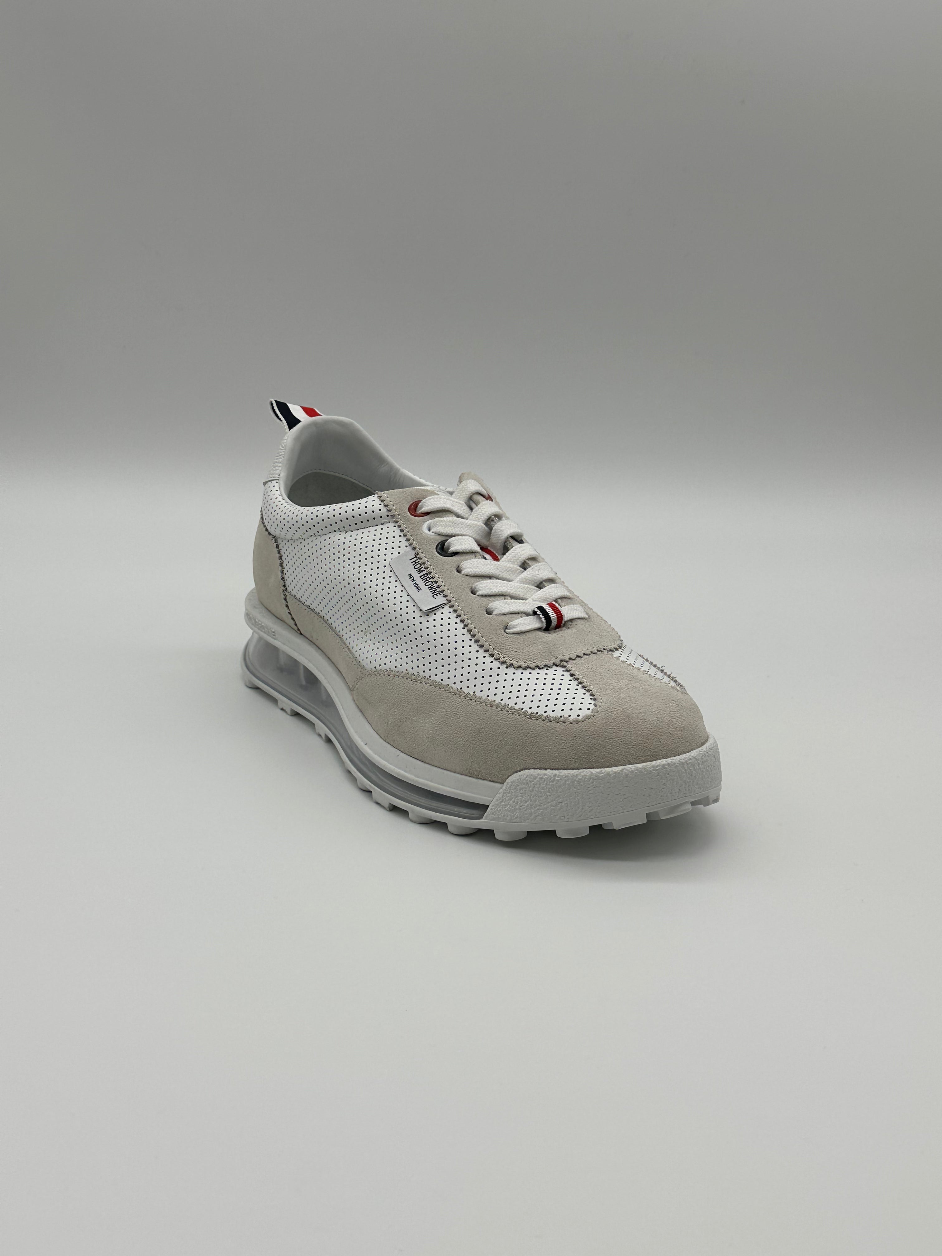 Sneakers Con Suola Trasparente E Dettagli In Pelle Scamosciata