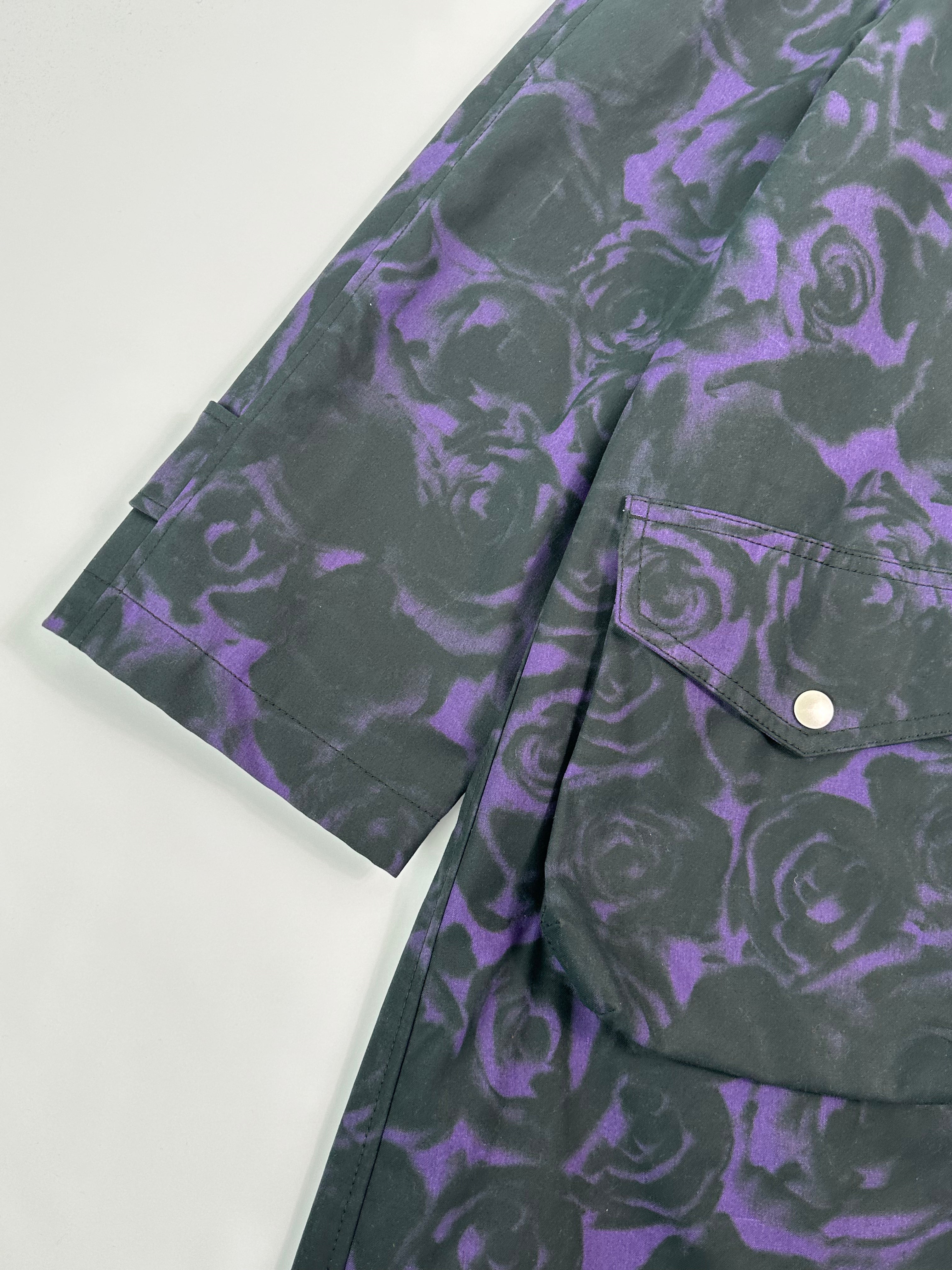 Cappotto In Tela Tecnica Con Stampa Rose E Colletto In Velluto Nero