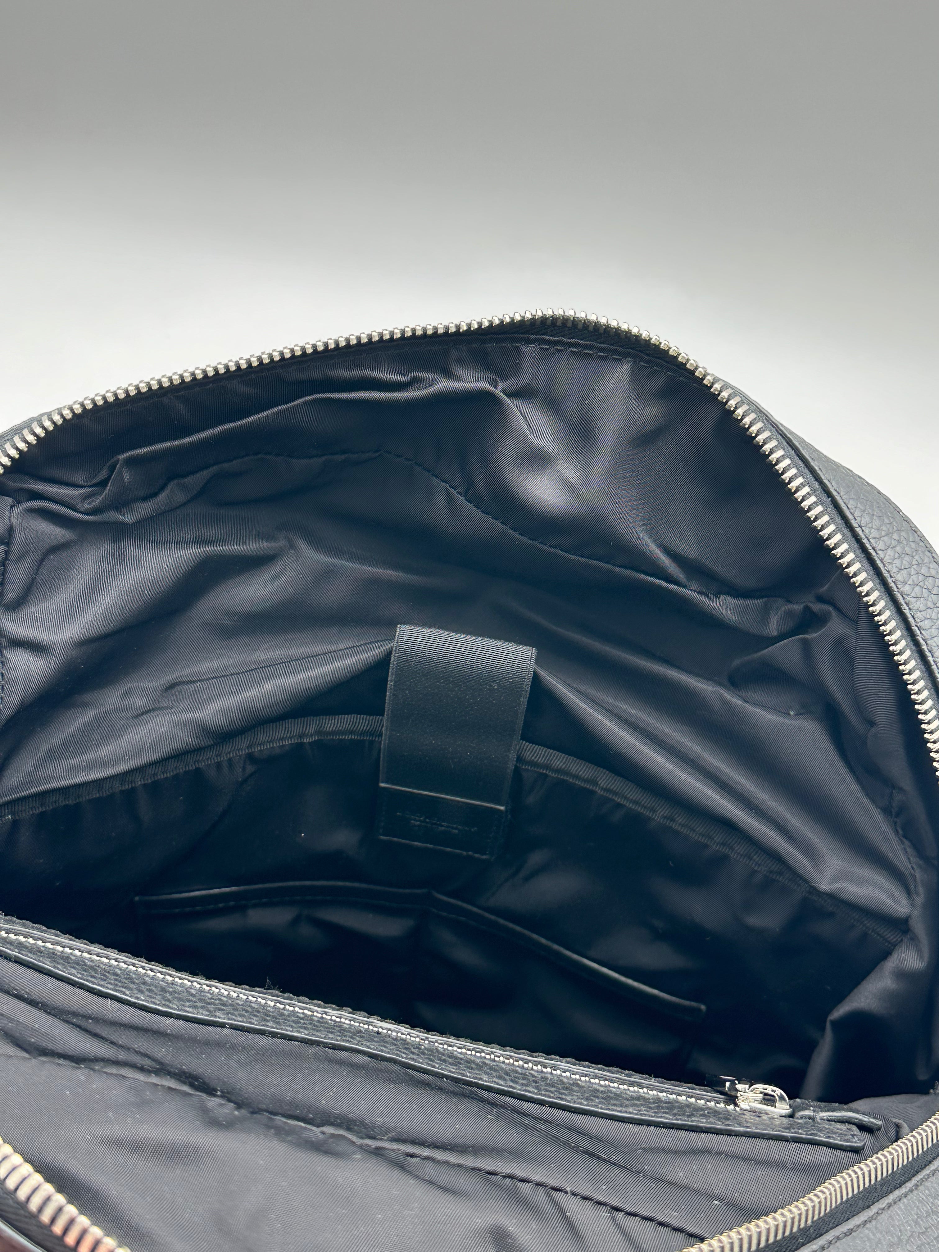 Zaino In Pelle Nera Con Chiusura A Patta E Ganci Metallici