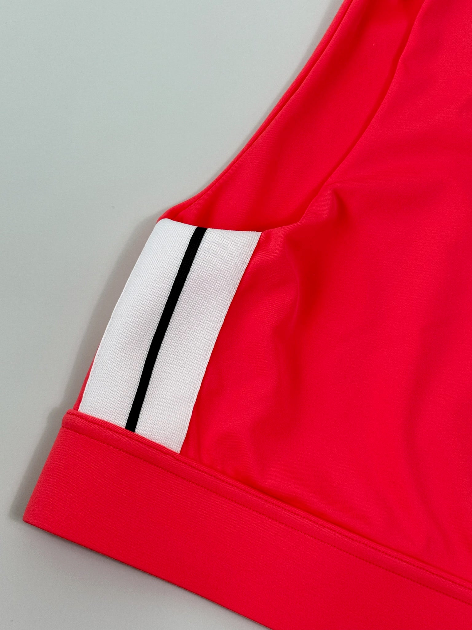 Top Sportivo Fucsia Con Logo Bianco