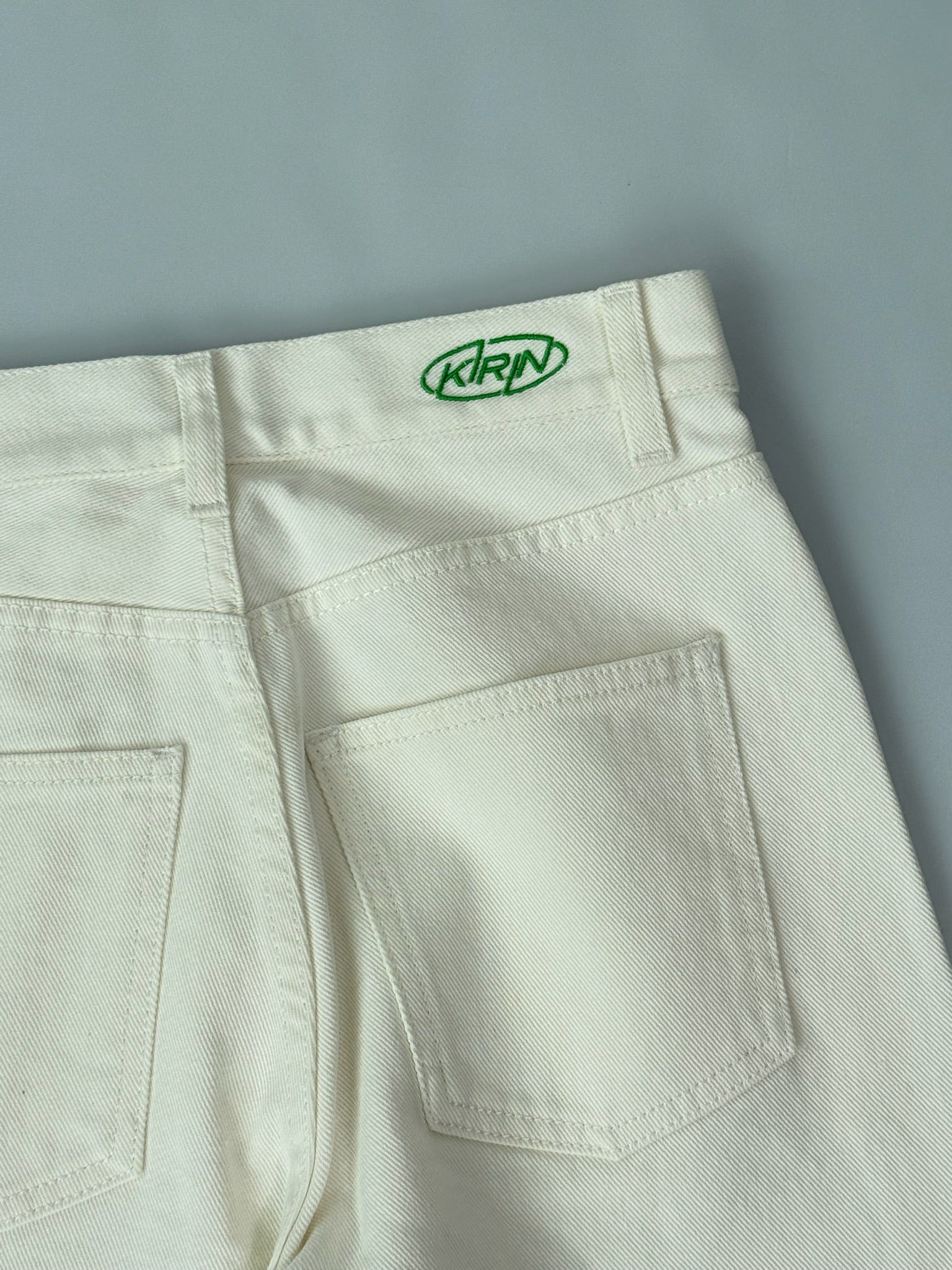 Pantaloni Bianchi Con Stampa Colorata Muses