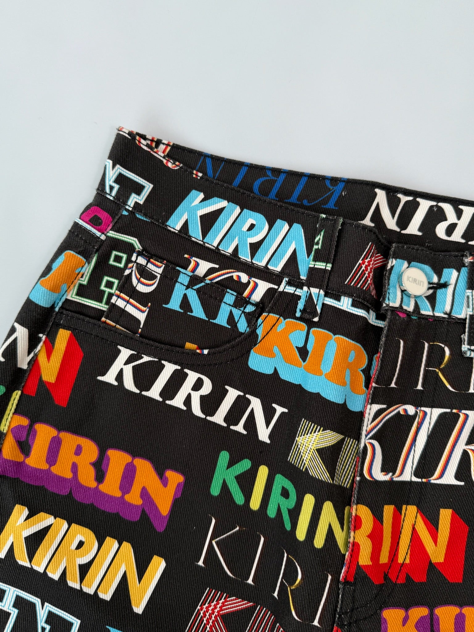 Jeans Neri A Gamba Larga Con Stampa Multicolor Typo