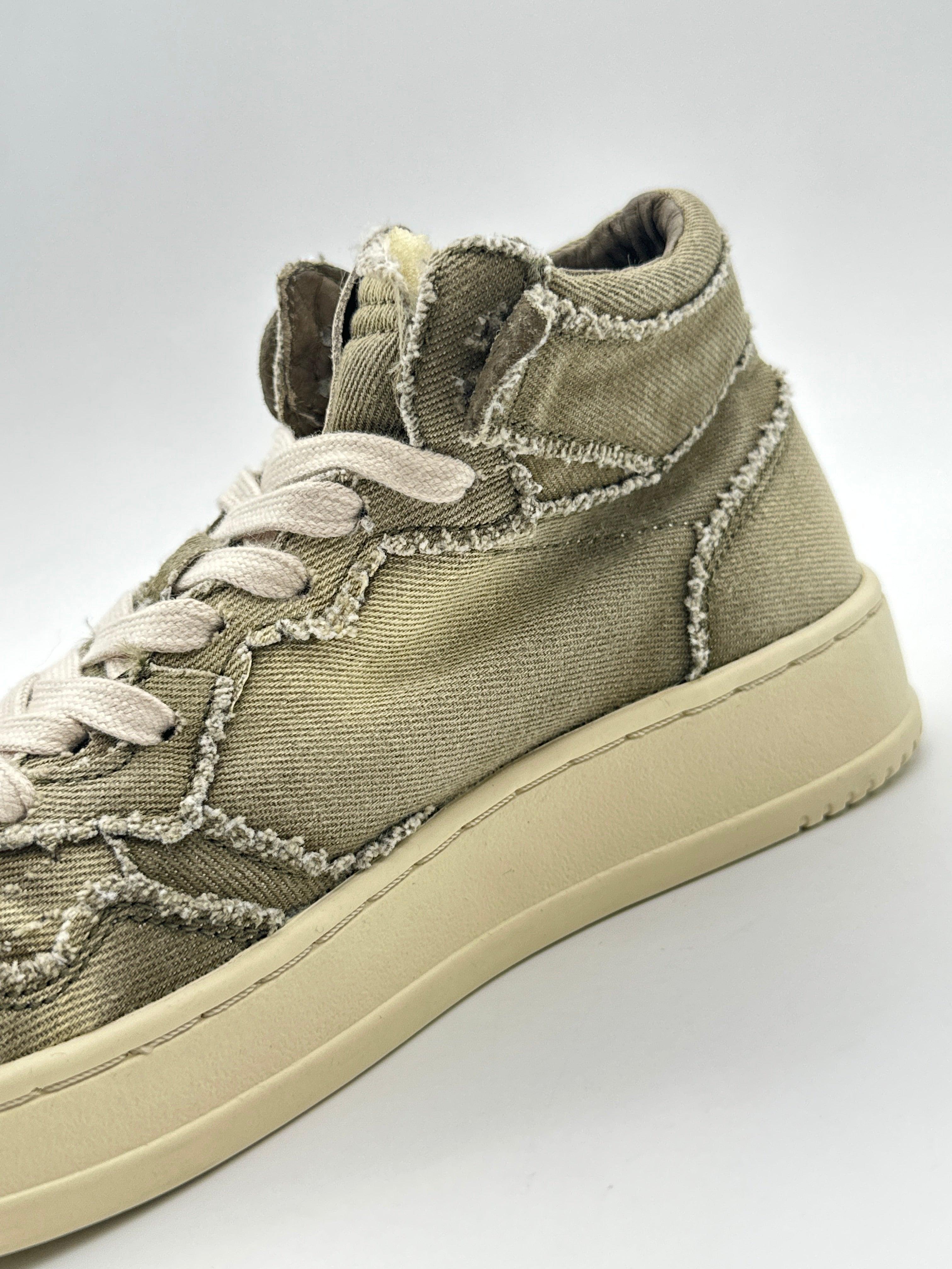 Mid Sneakers