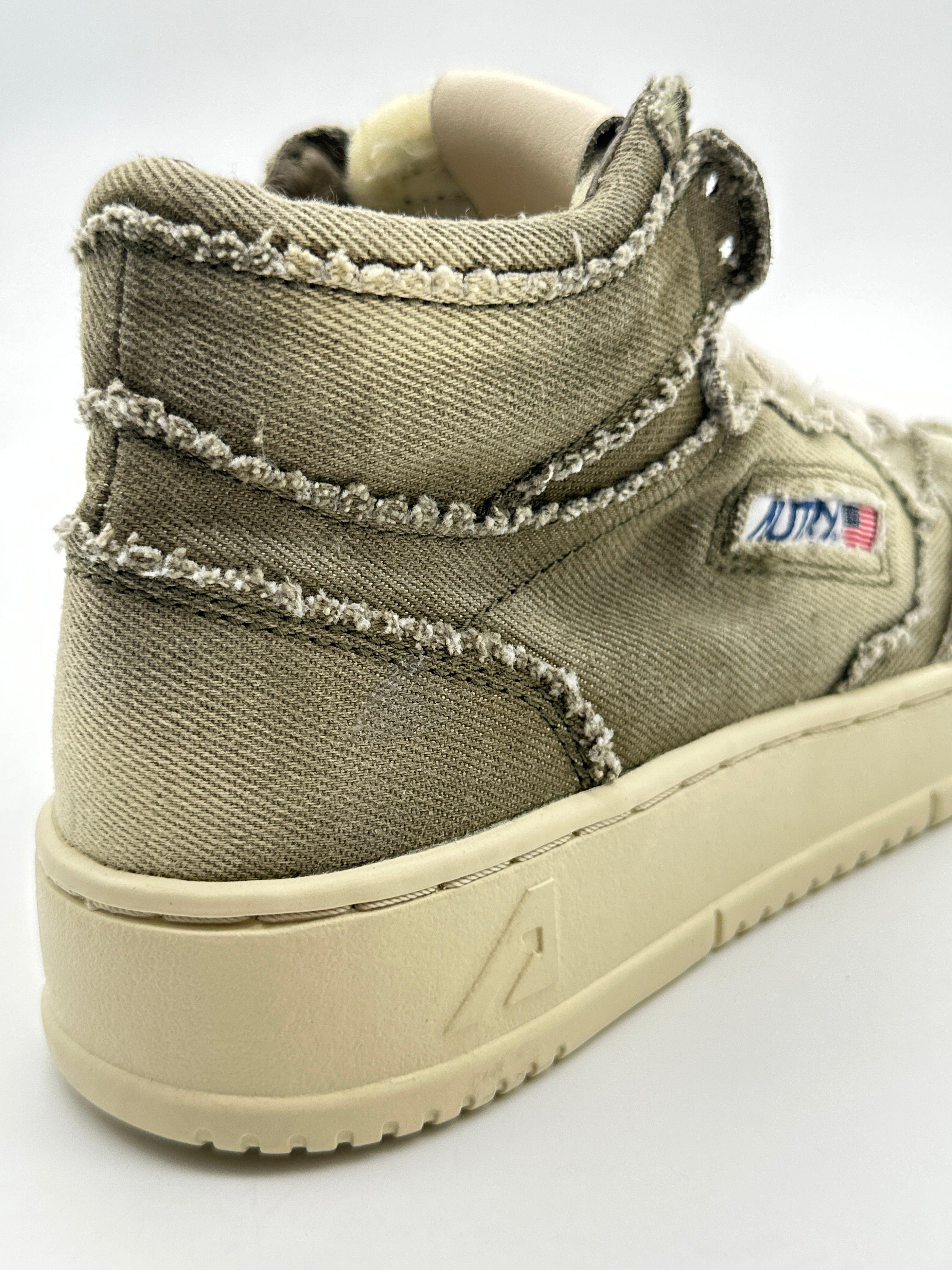 Mid Sneakers