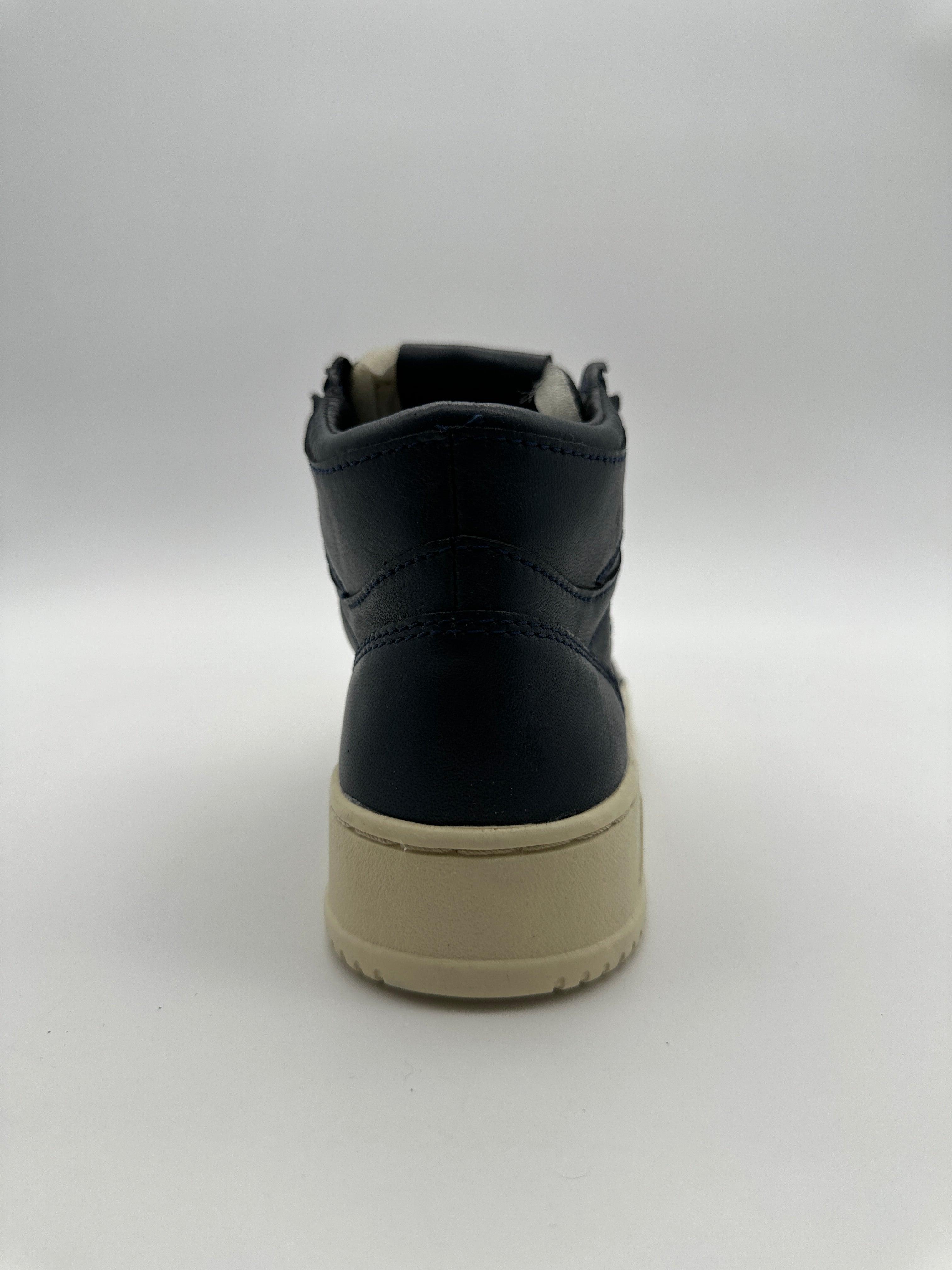Autry 01 Mid Sneakers