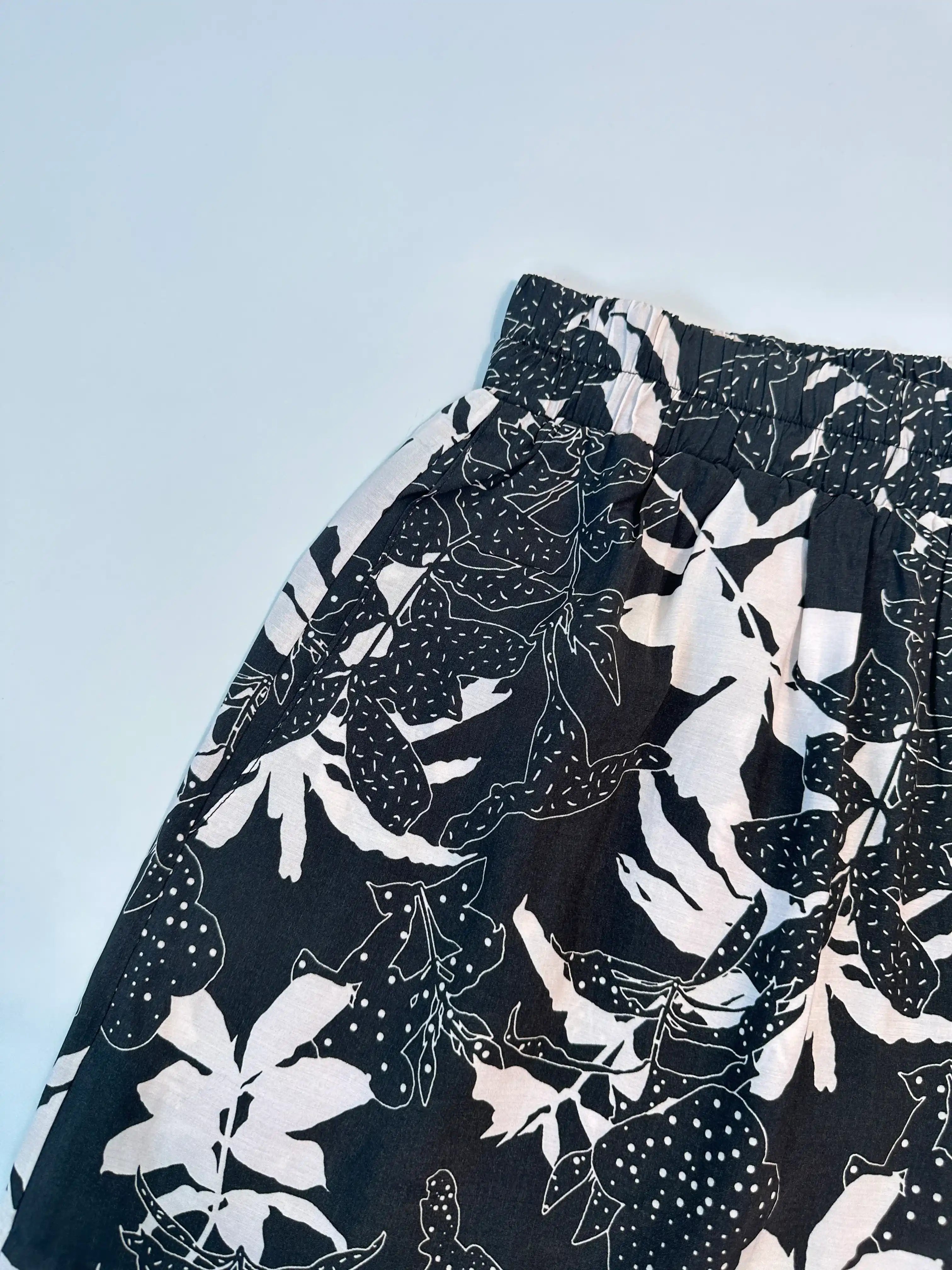 Pantaloni Corti Floreali Con Fondo A Contrasto