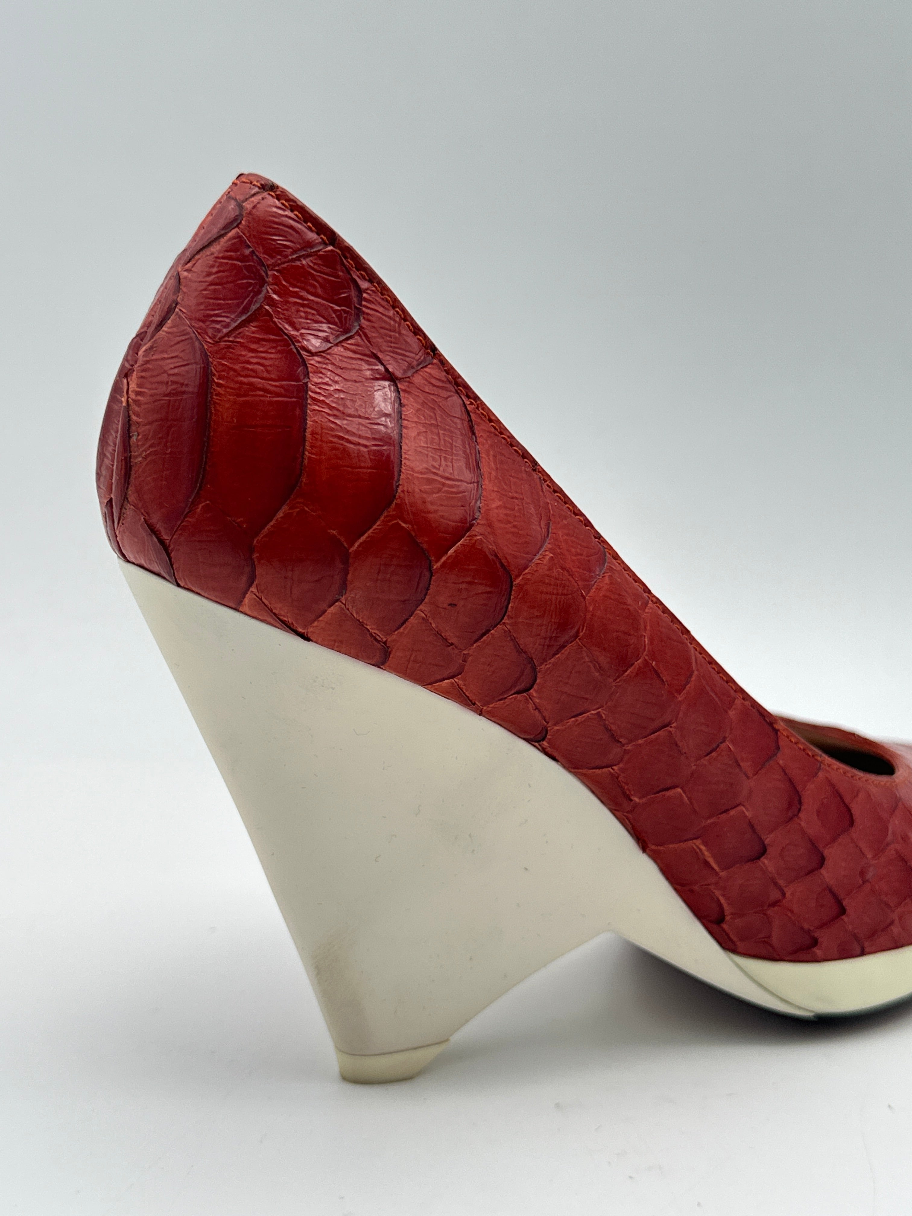 Décolleté Rossa In Pelle Effetto Pitone Con Tacco Geometrico Bianco