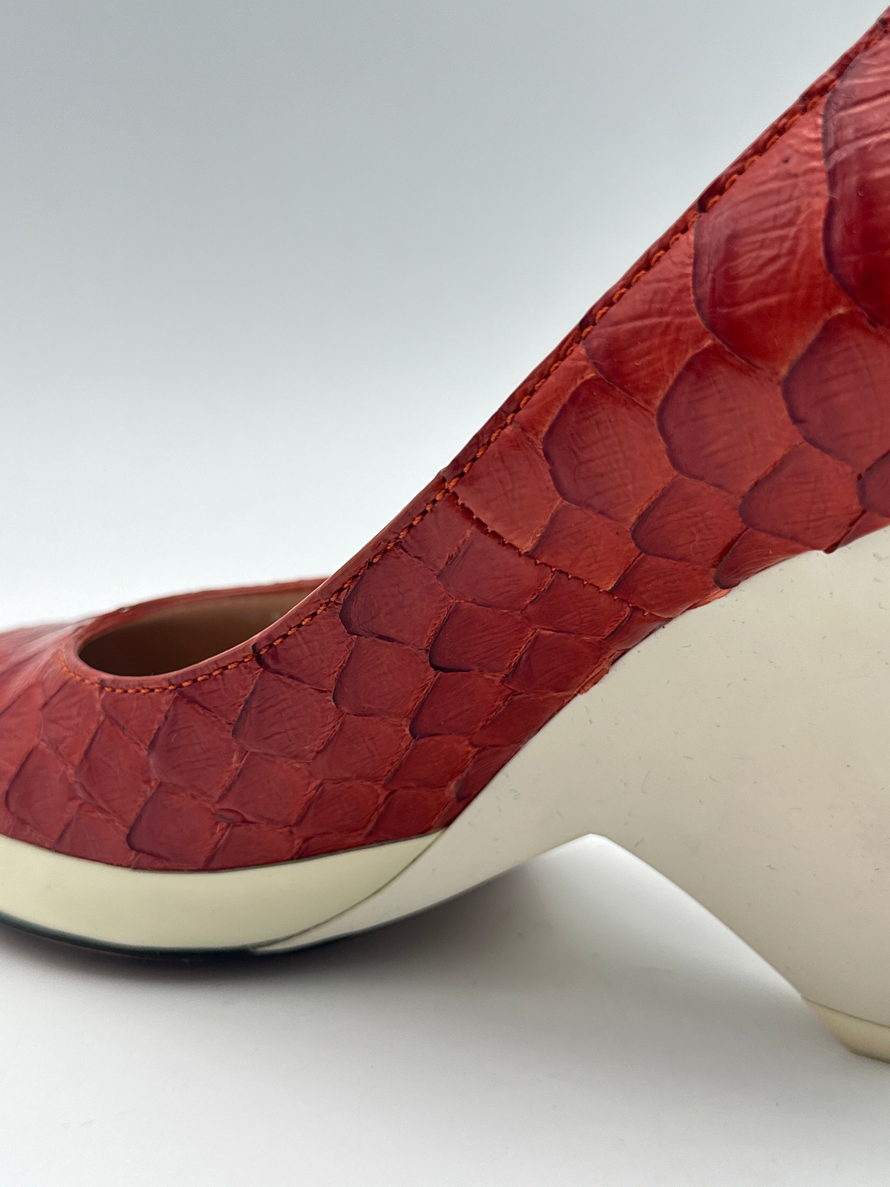 Décolleté Rossa In Pelle Effetto Pitone Con Tacco Geometrico Bianco