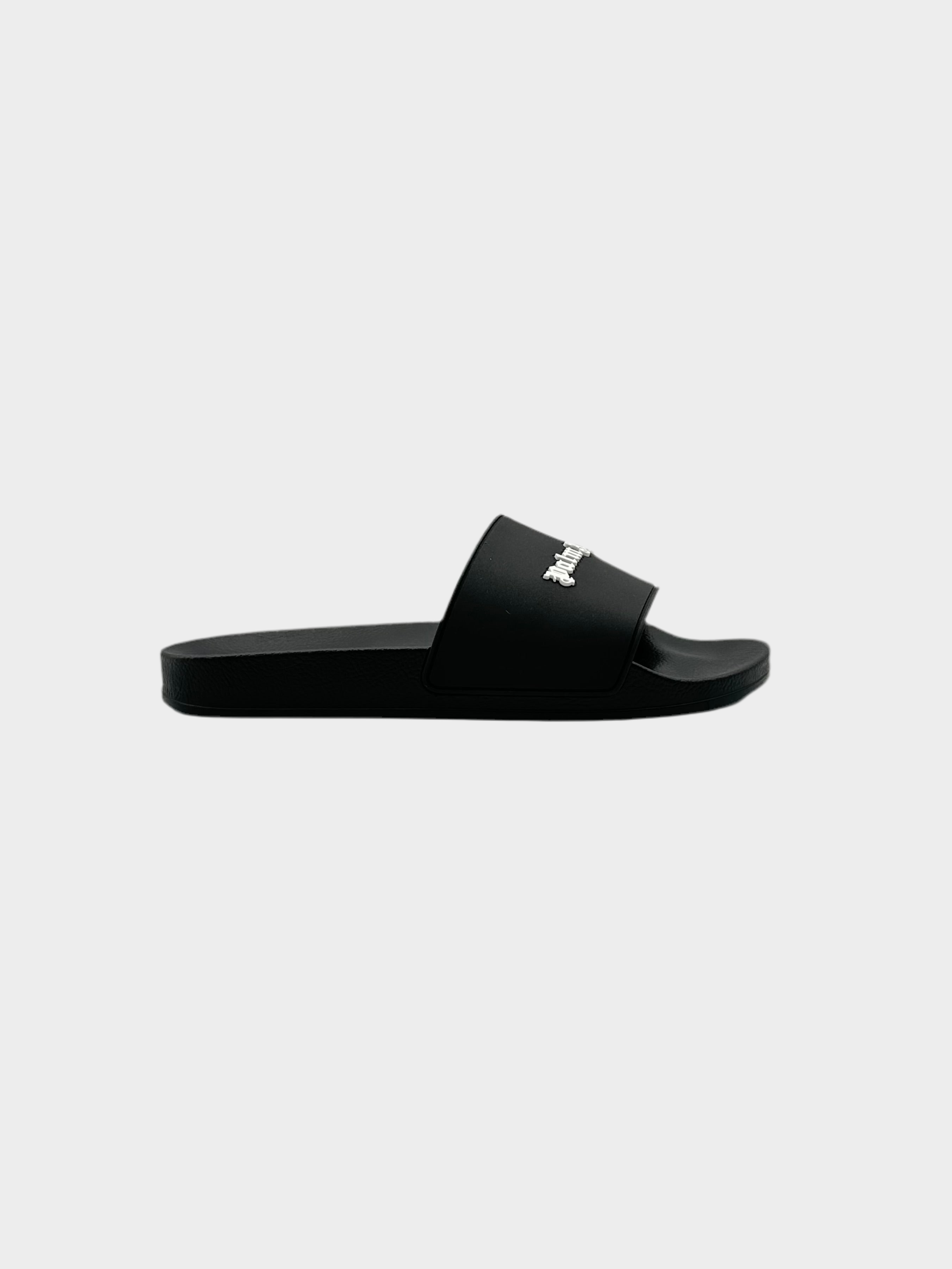 Scopri le ciabatte Palm Angels Black Logo Sliders con fascia frontale e logo in rilievo. Design casual e confortevole con suola in gomma. Acquista ora su Qlhype
