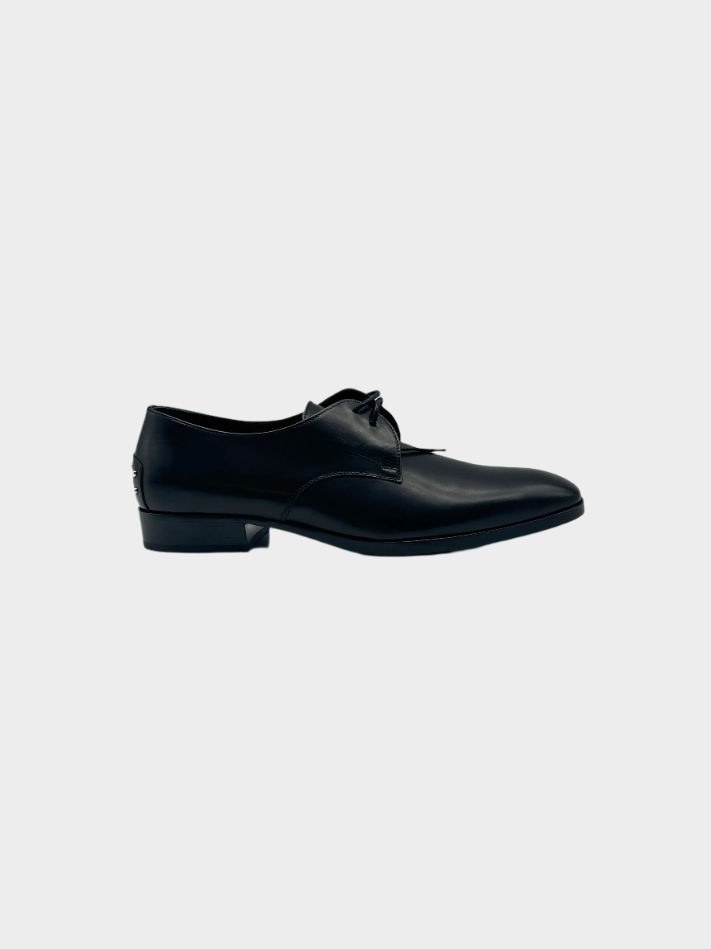 Scopri le scarpe derby in pelle nera di Saint Laurent. Eleganza senza tempo e qualità artigianale per un look sofisticato.