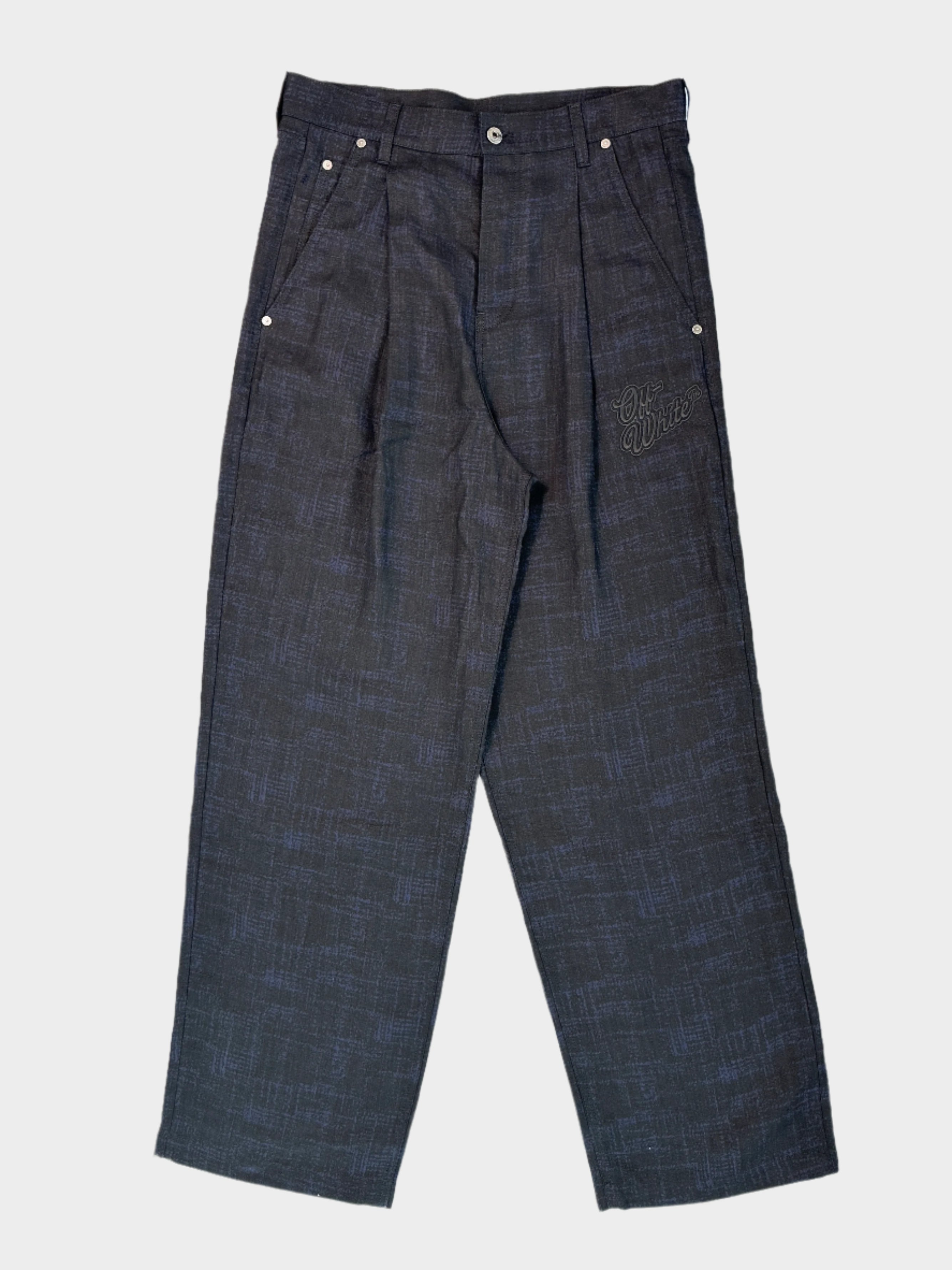 Pantaloni Off-White Baggy Pixels in tessuto scuro con effetto pixel. Vestibilità ampia, pieghe frontali e logo ricamato per un look streetwear unico.
