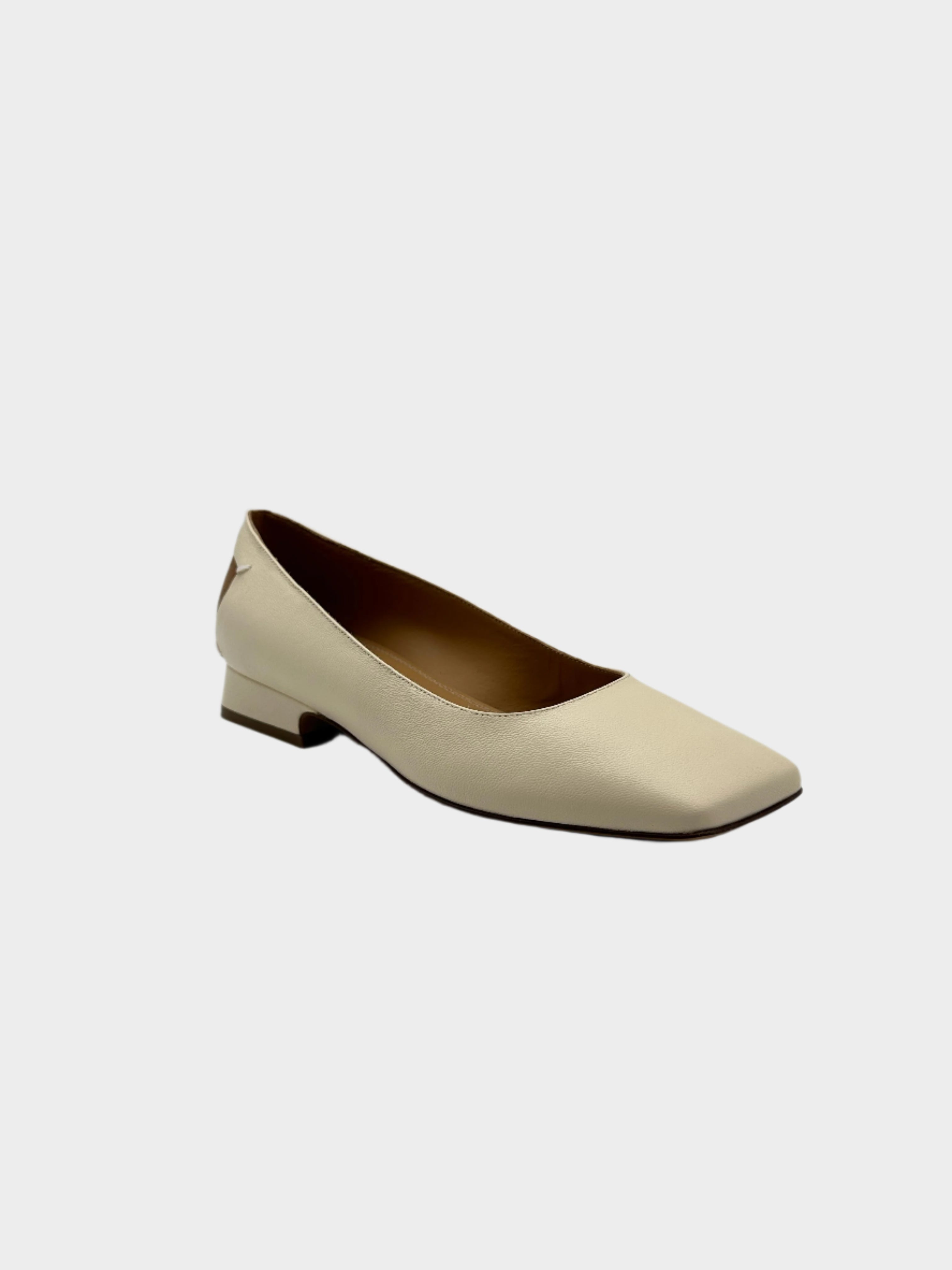 Maison Margiela, scarpa flat donna, scarpa color crema, pelle di lusso, dettaglio sughero, moda contemporanea
