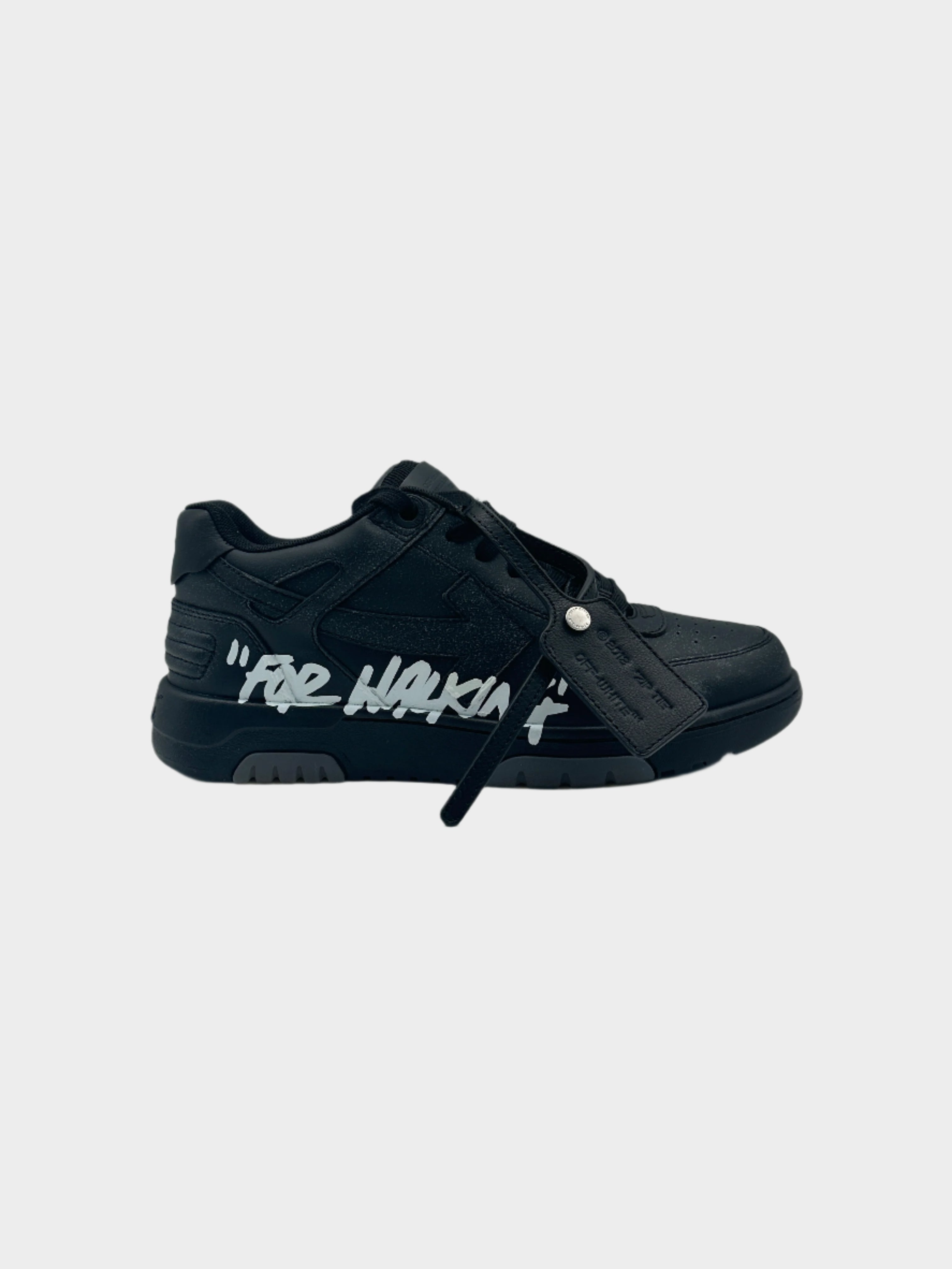 Sneakers nere Off-White 'For Walking' dal design streetwear distintivo. Realizzate in pelle con dettagli testurizzati, presentano la scritta iconica in bianco sulla tomaia, un'etichetta pendente e un look audace. Perfette per un outfit urbano e contemporaneo.