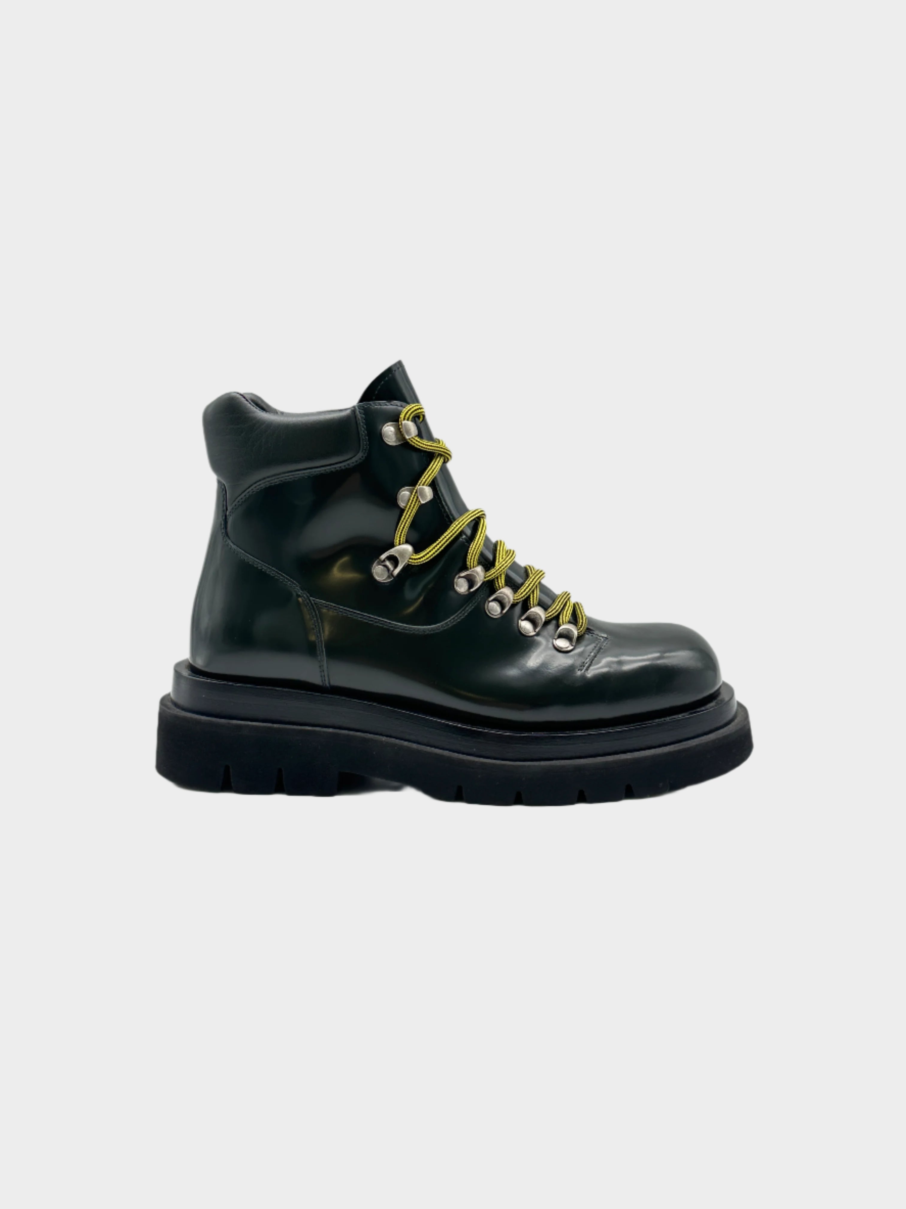 Stivaletto stringato Bottega Veneta in pelle lucida verde con suola robusta e dettagli trekking. Design contemporaneo e raffinato per look urban-chic.