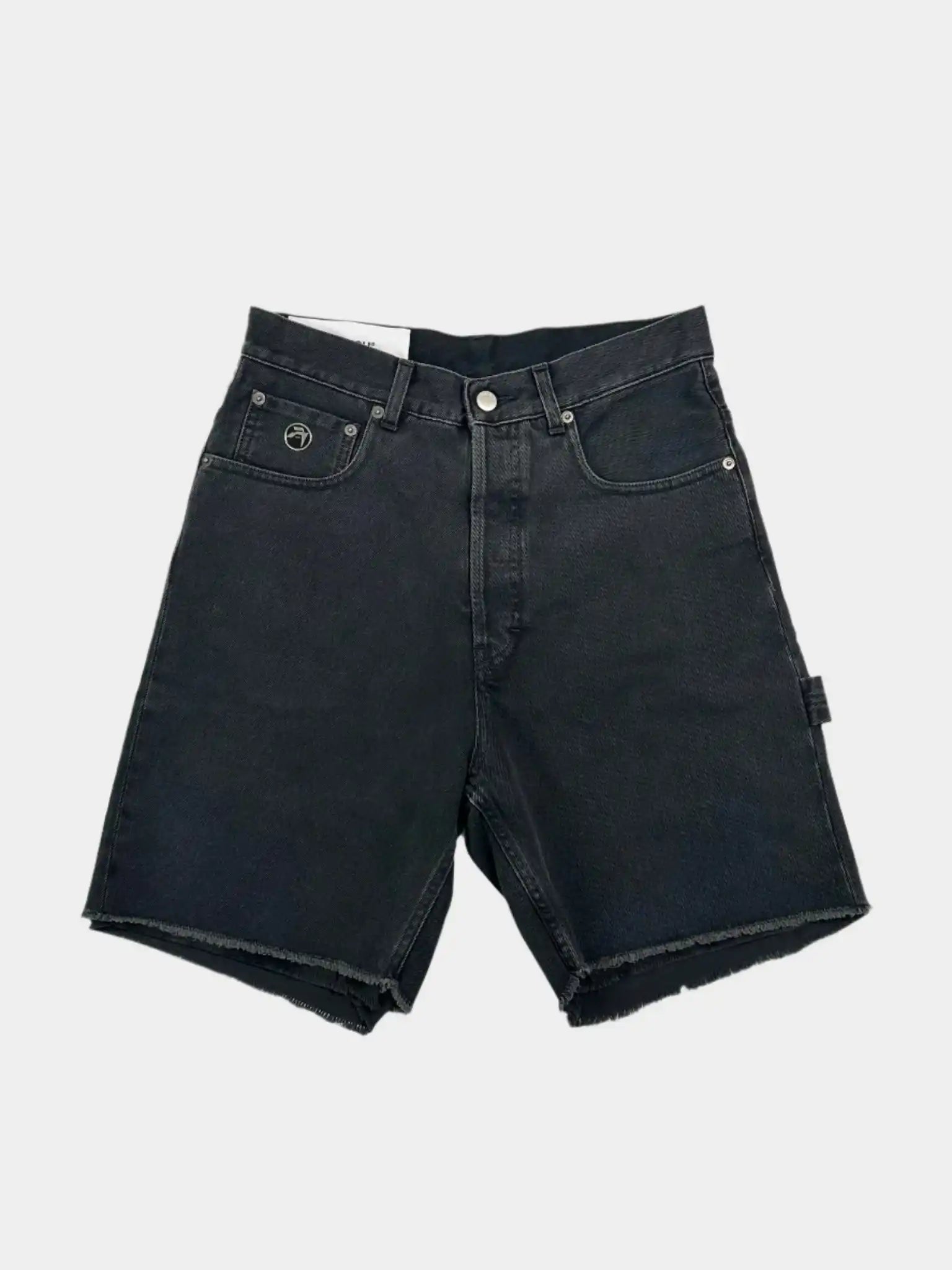 Vista frontale degli shorts Ambush Rewedge Regular in denim nero con orlo sfrangiato