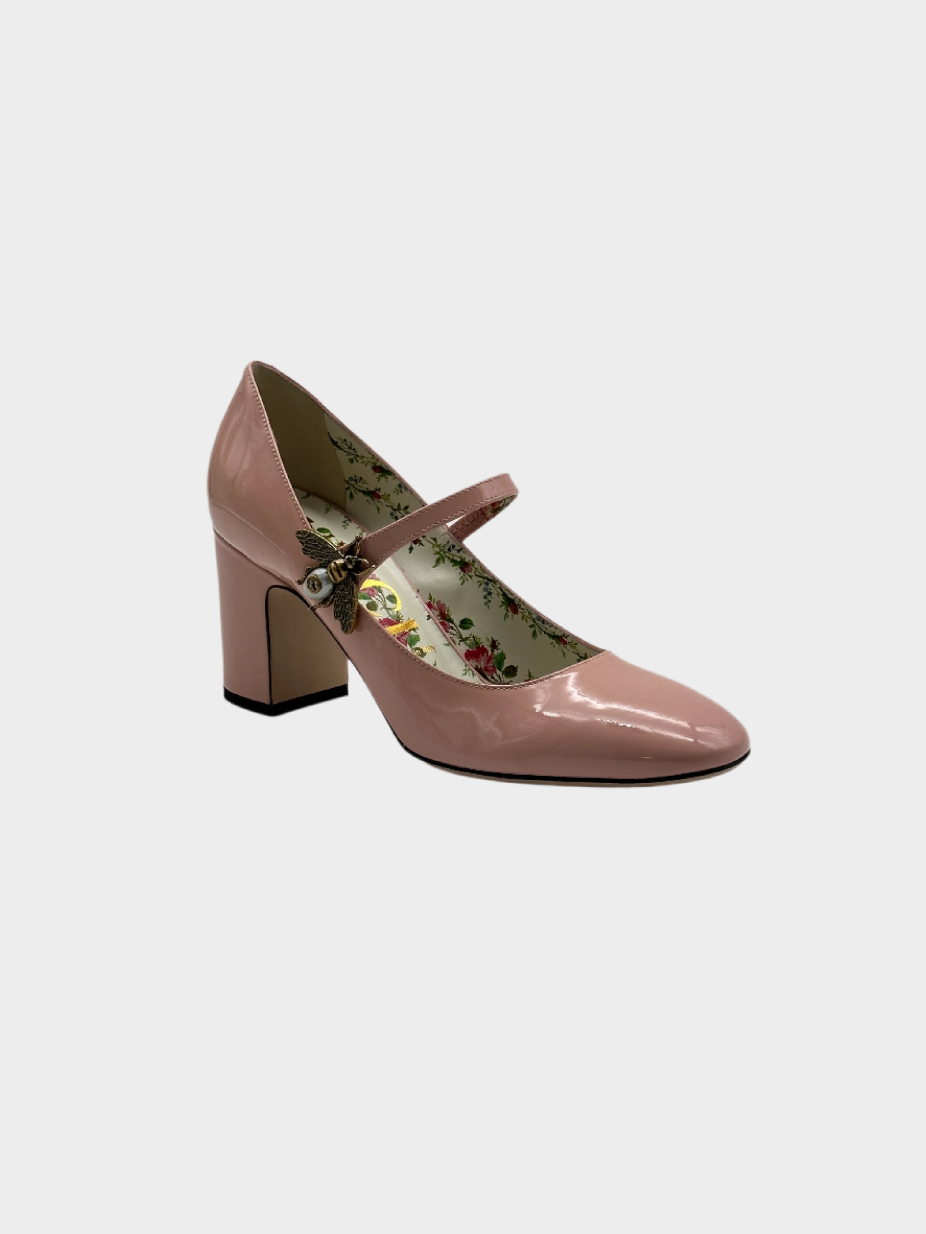 Bee Pink Heels con punta arrotondata, cinturino alla caviglia, logo metallico ape e tacco a blocco da 7 cm. Eleganza e lusso.