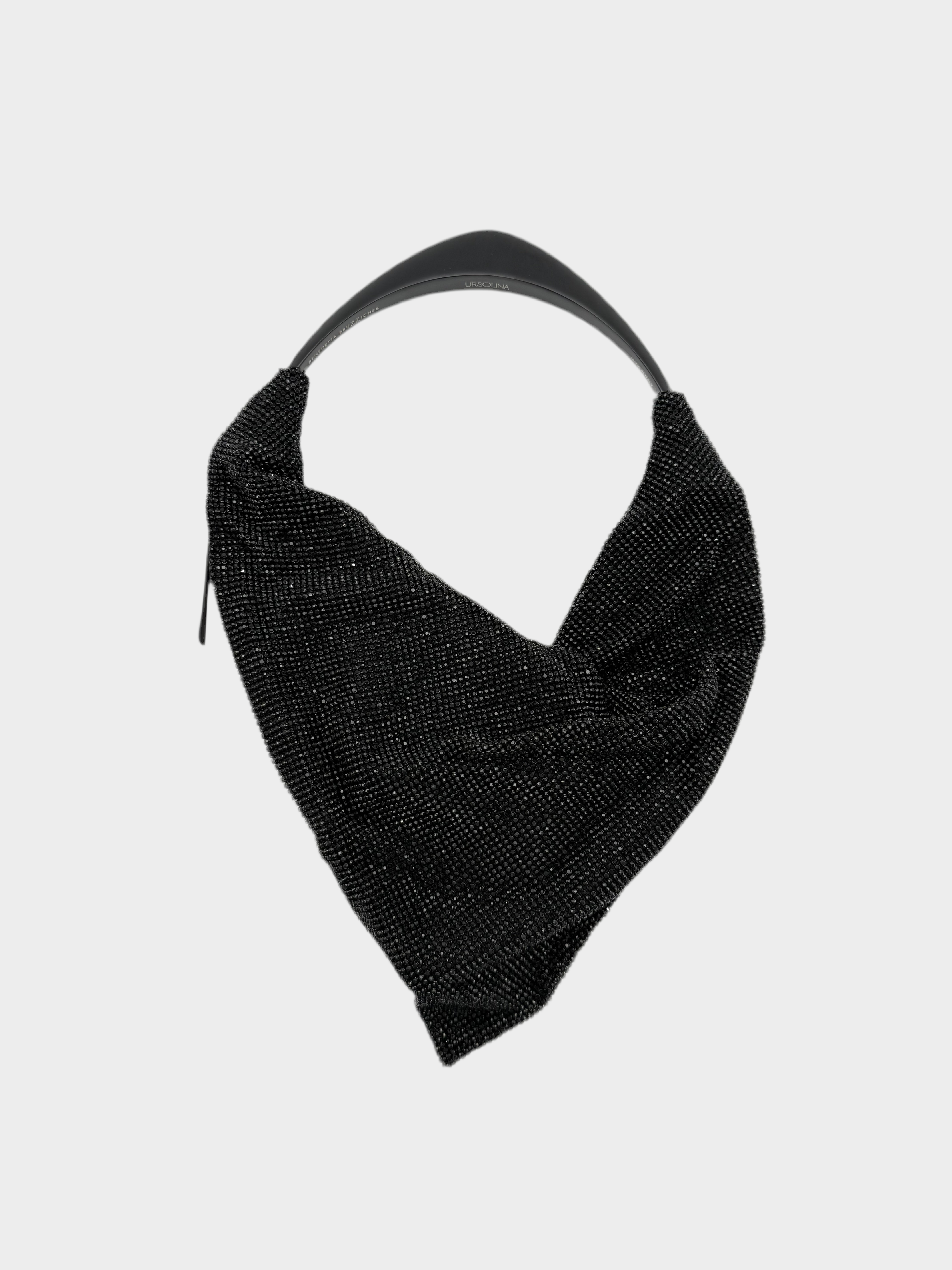 Vista frontale della borsa Ursolina Jet Black con cristalli neri e manico scultoreo silver