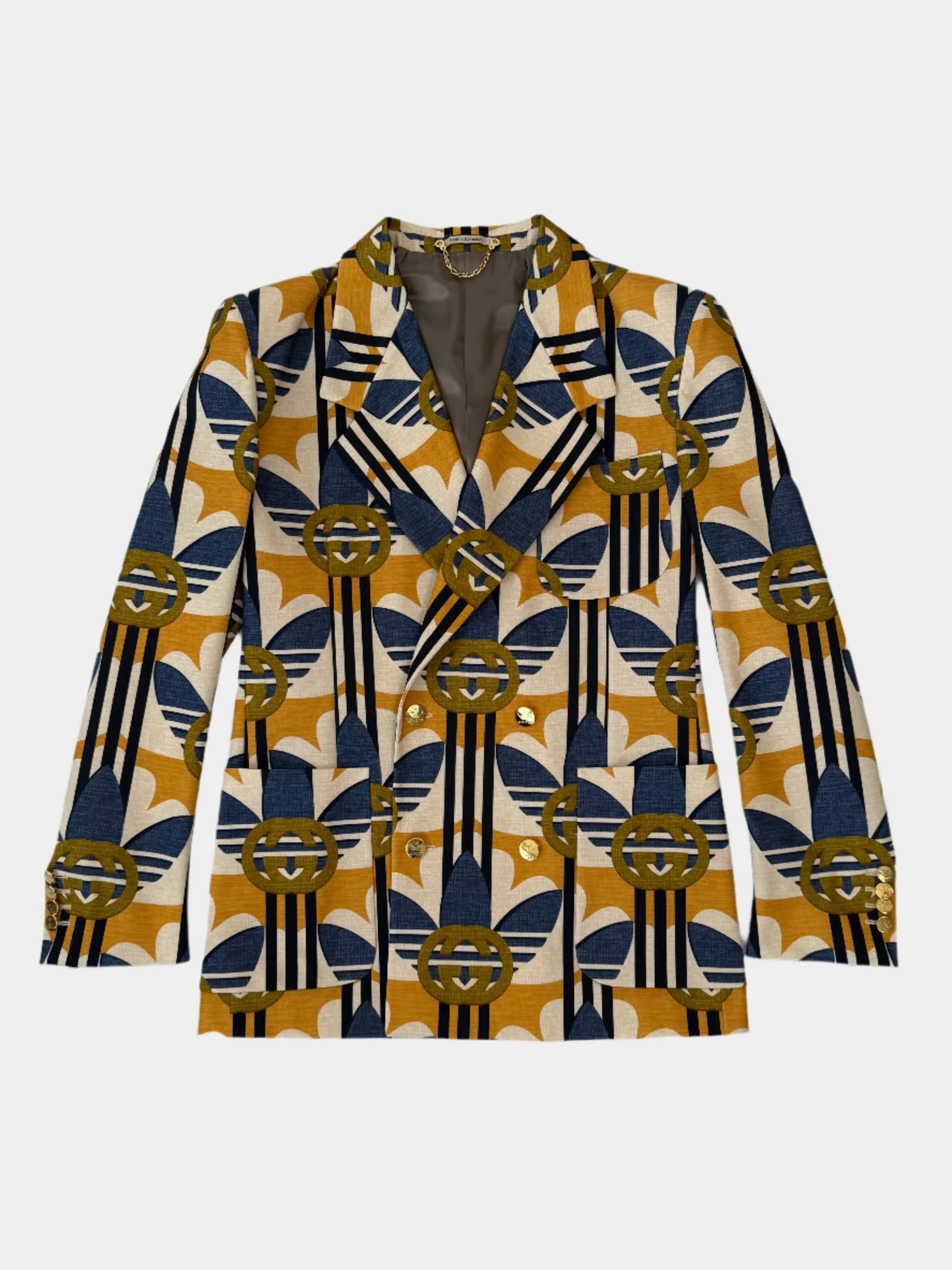 Blazer Gucci doppiopetto con stampa Adidas e bottoni dorati vista frontale
