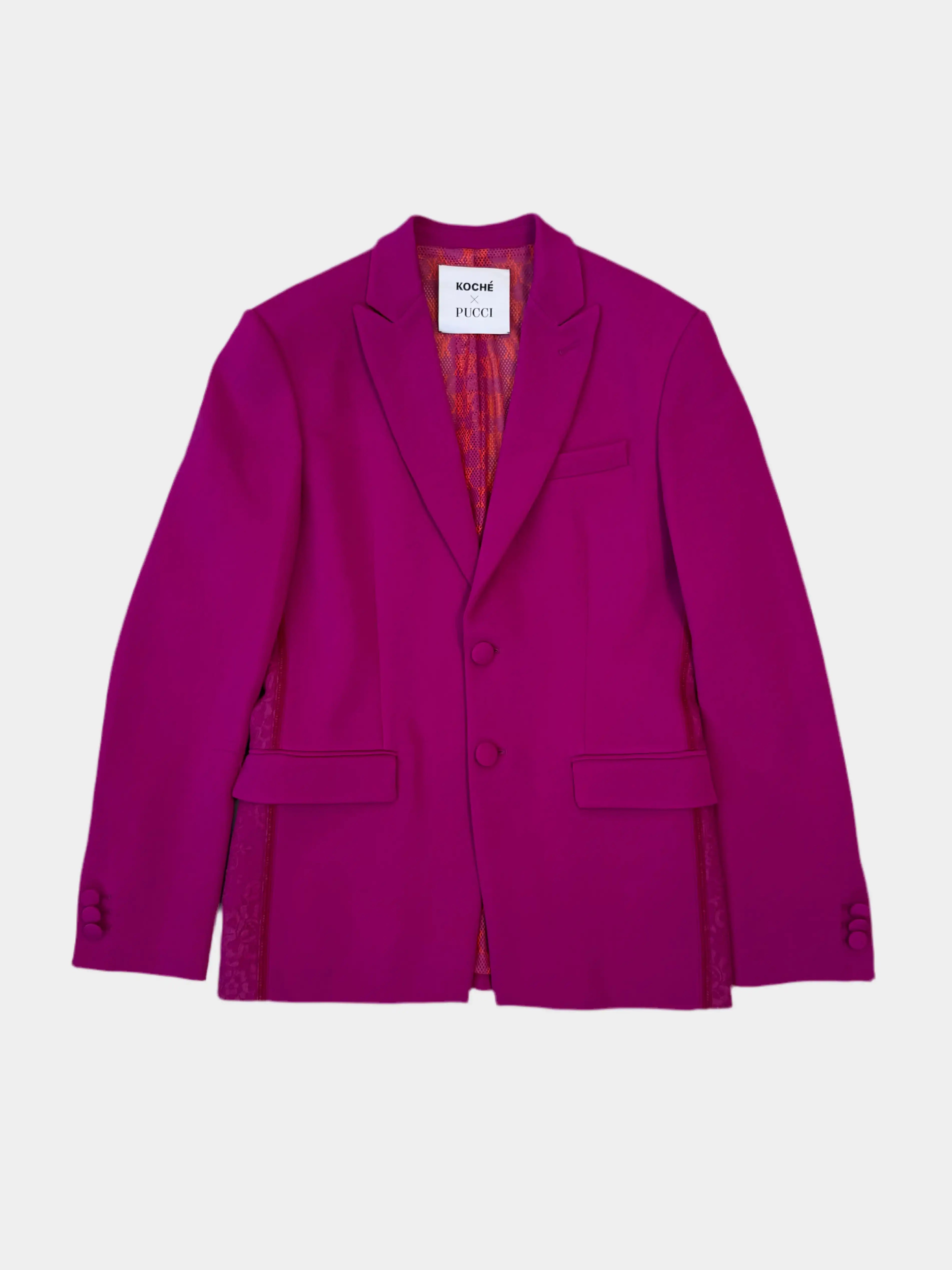 Vista frontale del blazer fucsia Koché X Pucci con chiusura a bottoni
