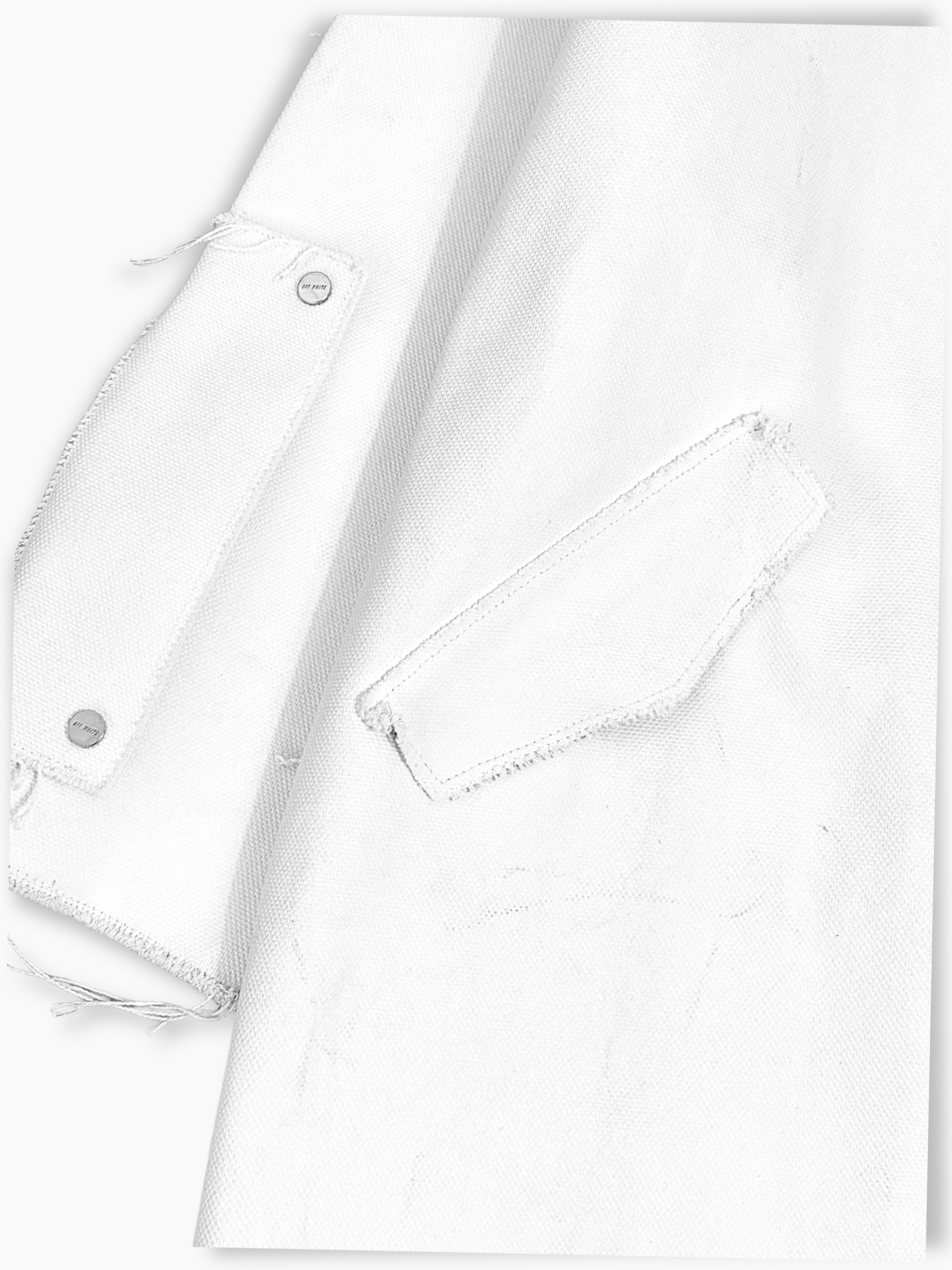 Dettaglio tasca frontale con bottoni metallici del cappotto