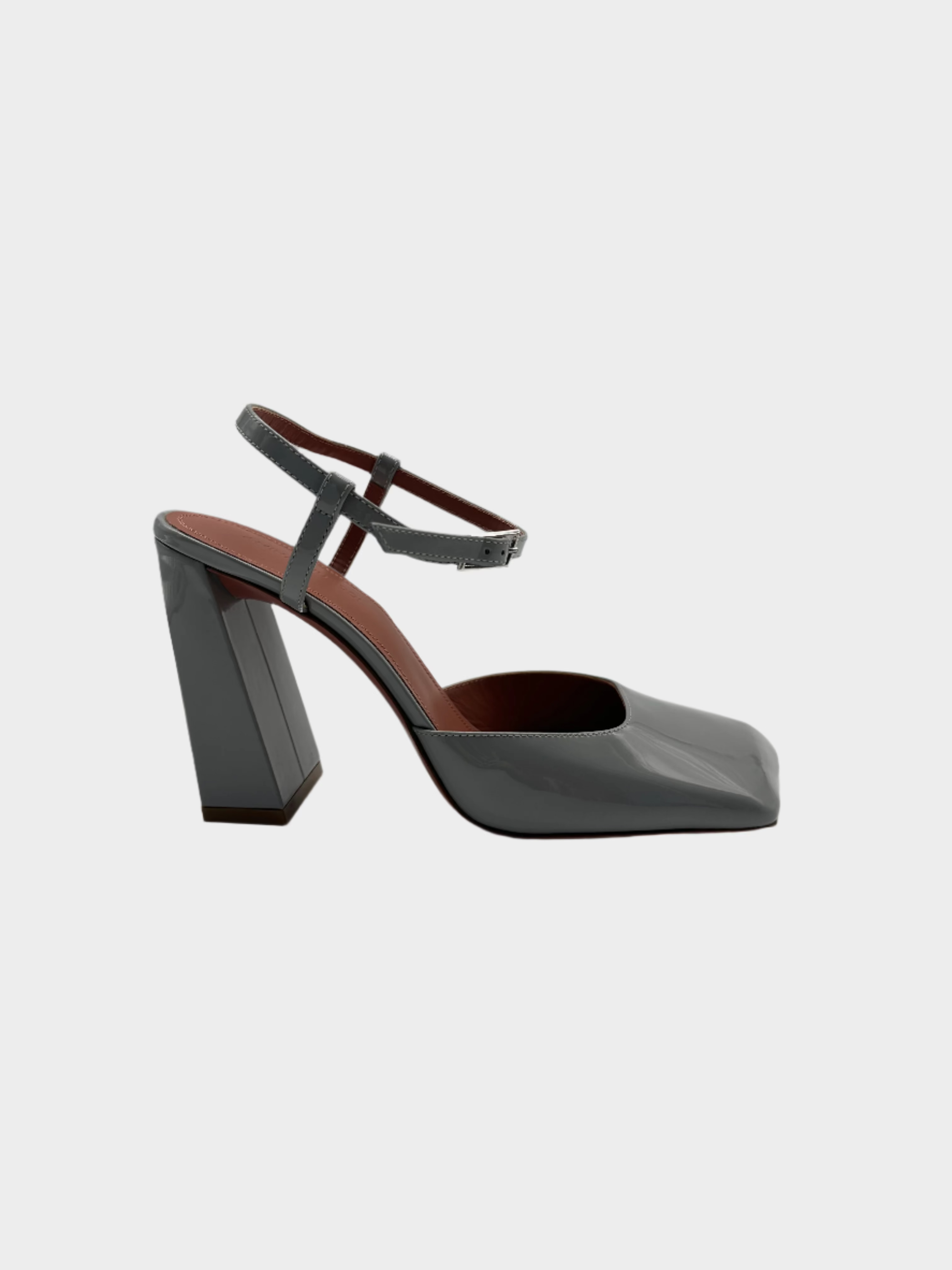 Charlotte Pump con punta squadrata, cinturino alla caviglia e tacco largo in pelle verniciata effetto acciaio.