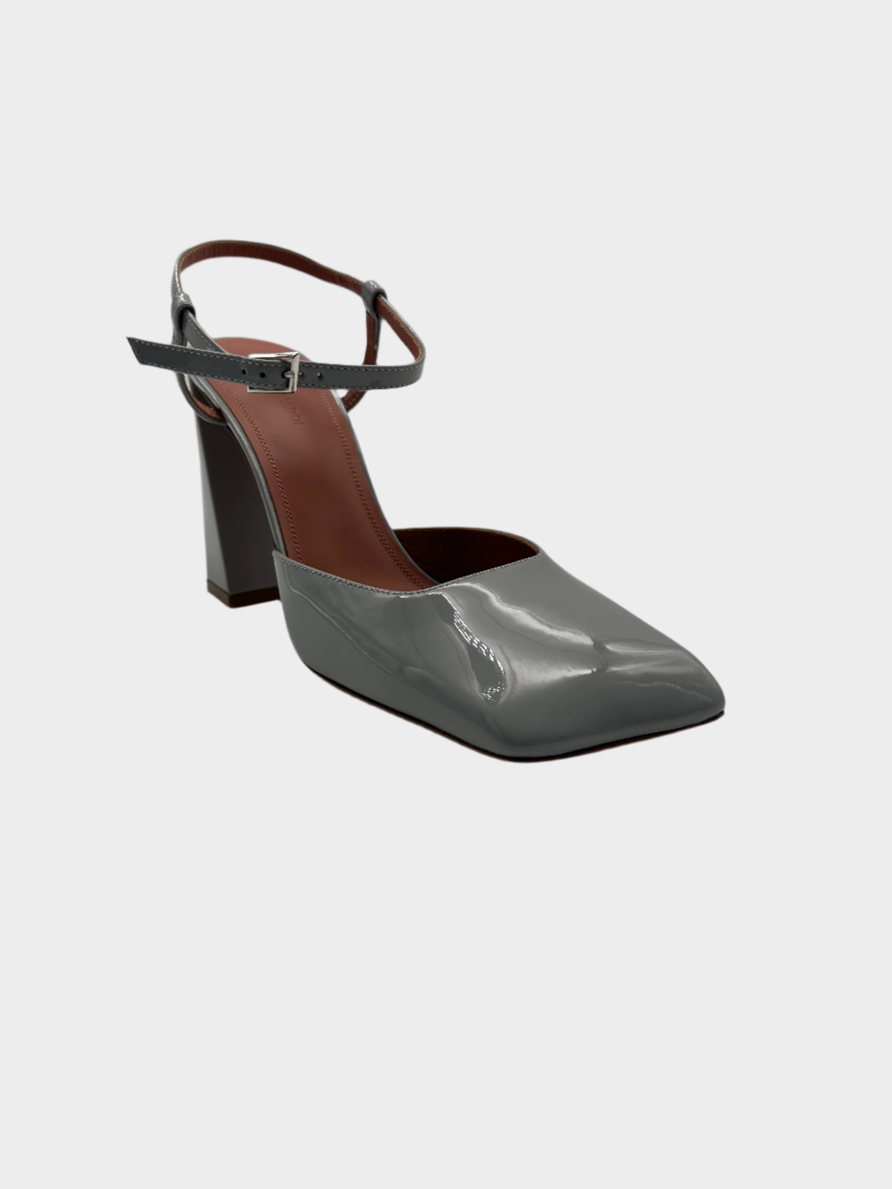 Charlotte Pump con punta squadrata, cinturino alla caviglia e tacco largo in pelle verniciata effetto acciaio.