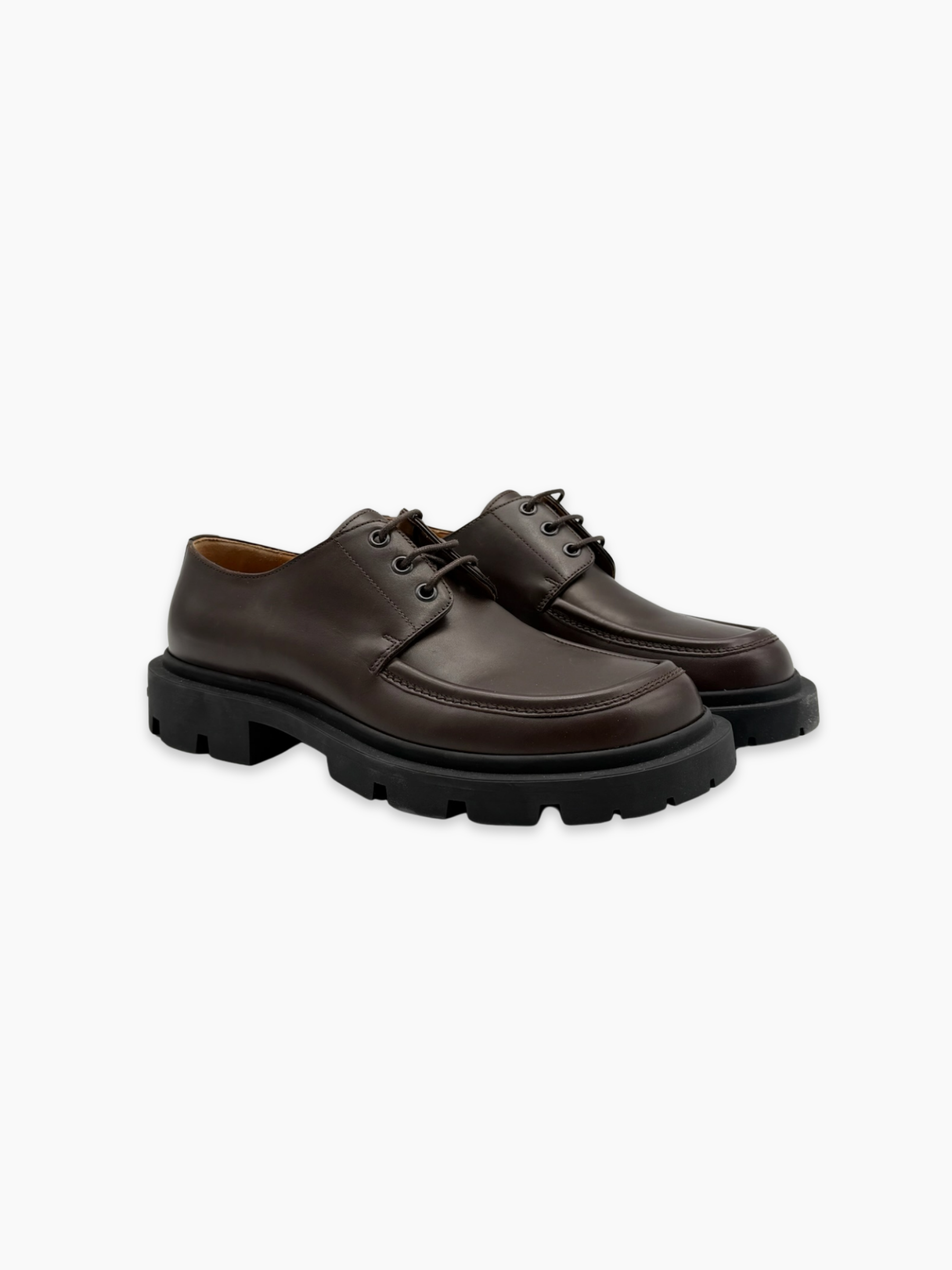 Scarpe derby Maison Margiela in pelle marrone con suola chunky nera viste laterali