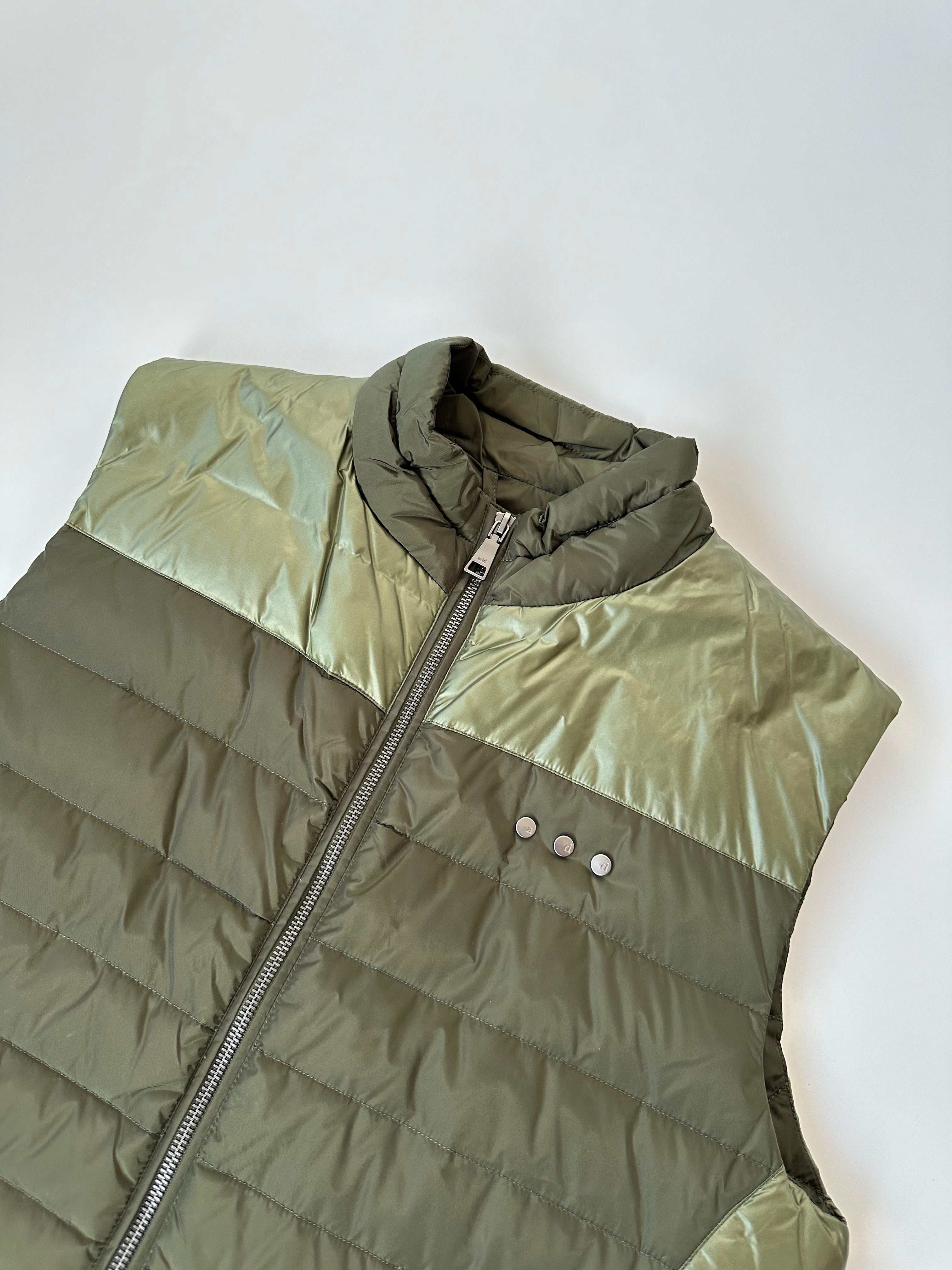 Down Vest smanicato con colletto rotondo, tasche con zip e imbottitura in piumino d’anatra. Perfetto per un look caldo e leggero.