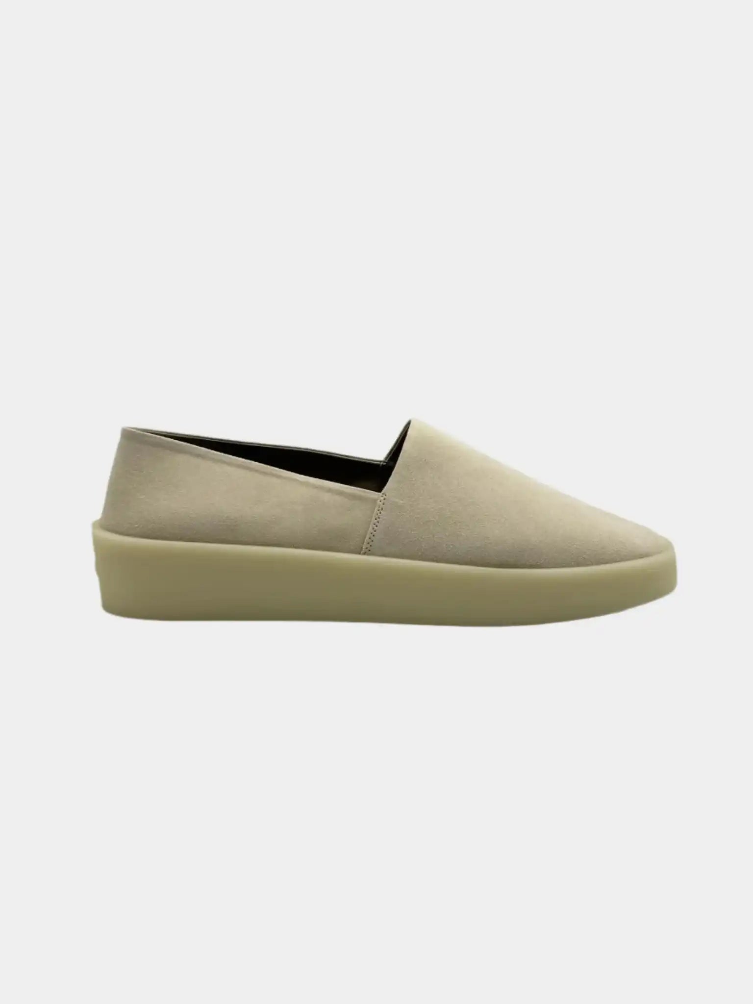 Vista laterale delle slip-on Fear of God color cream in suede