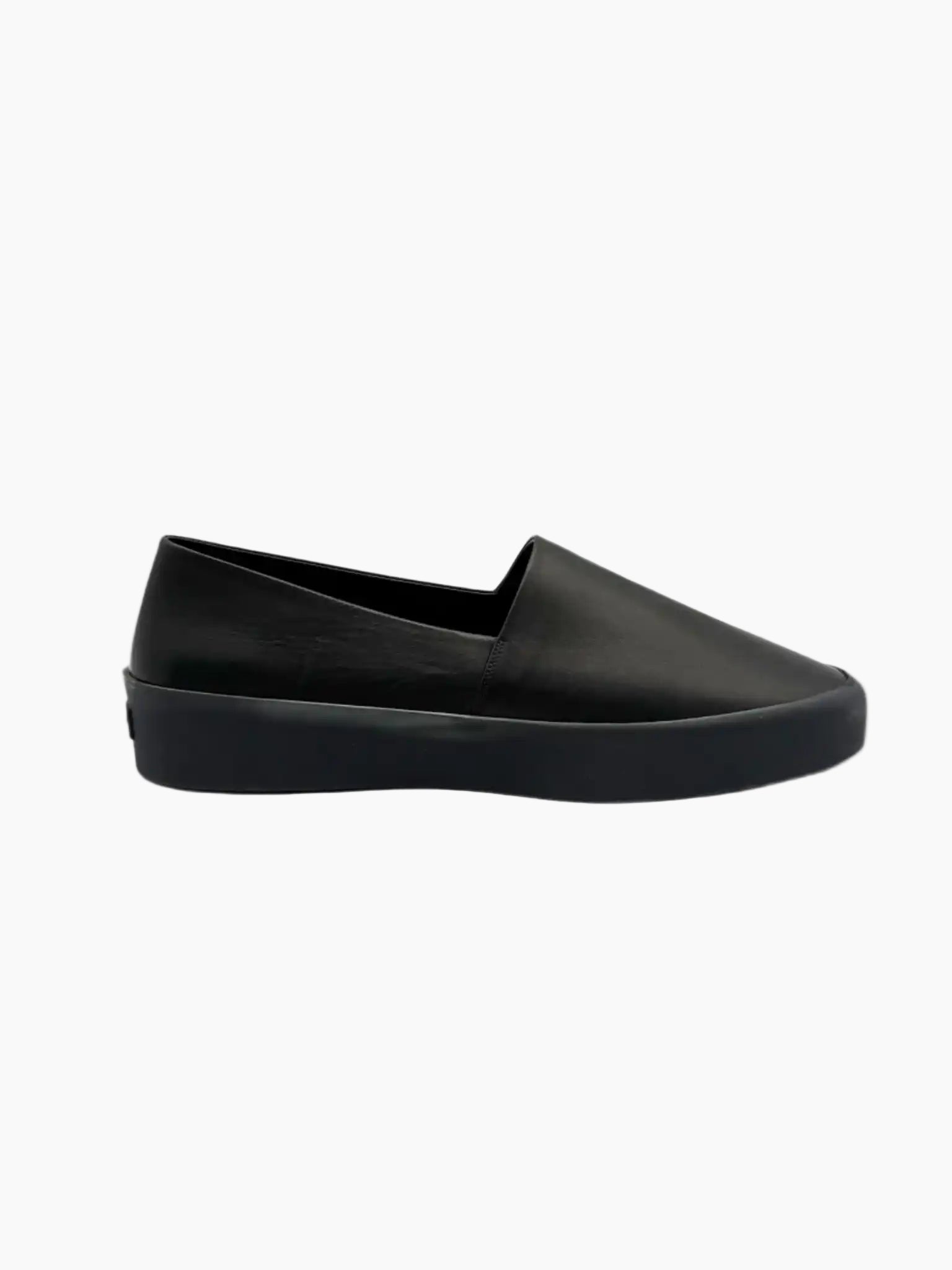 Vista laterale delle slip-on Fear of God nere in pelle