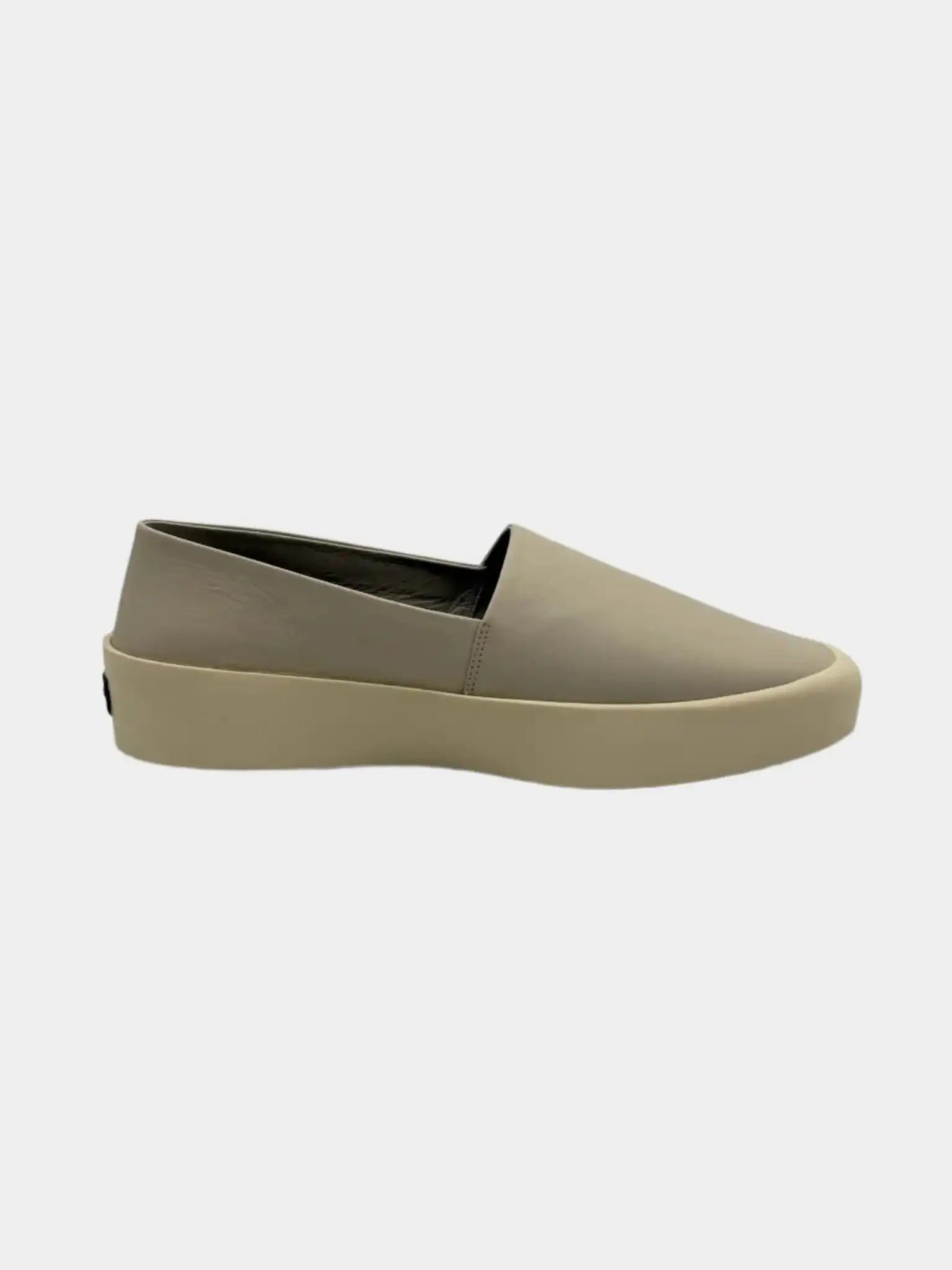 Vista laterale delle slip-on Fear of God color perla in pelle