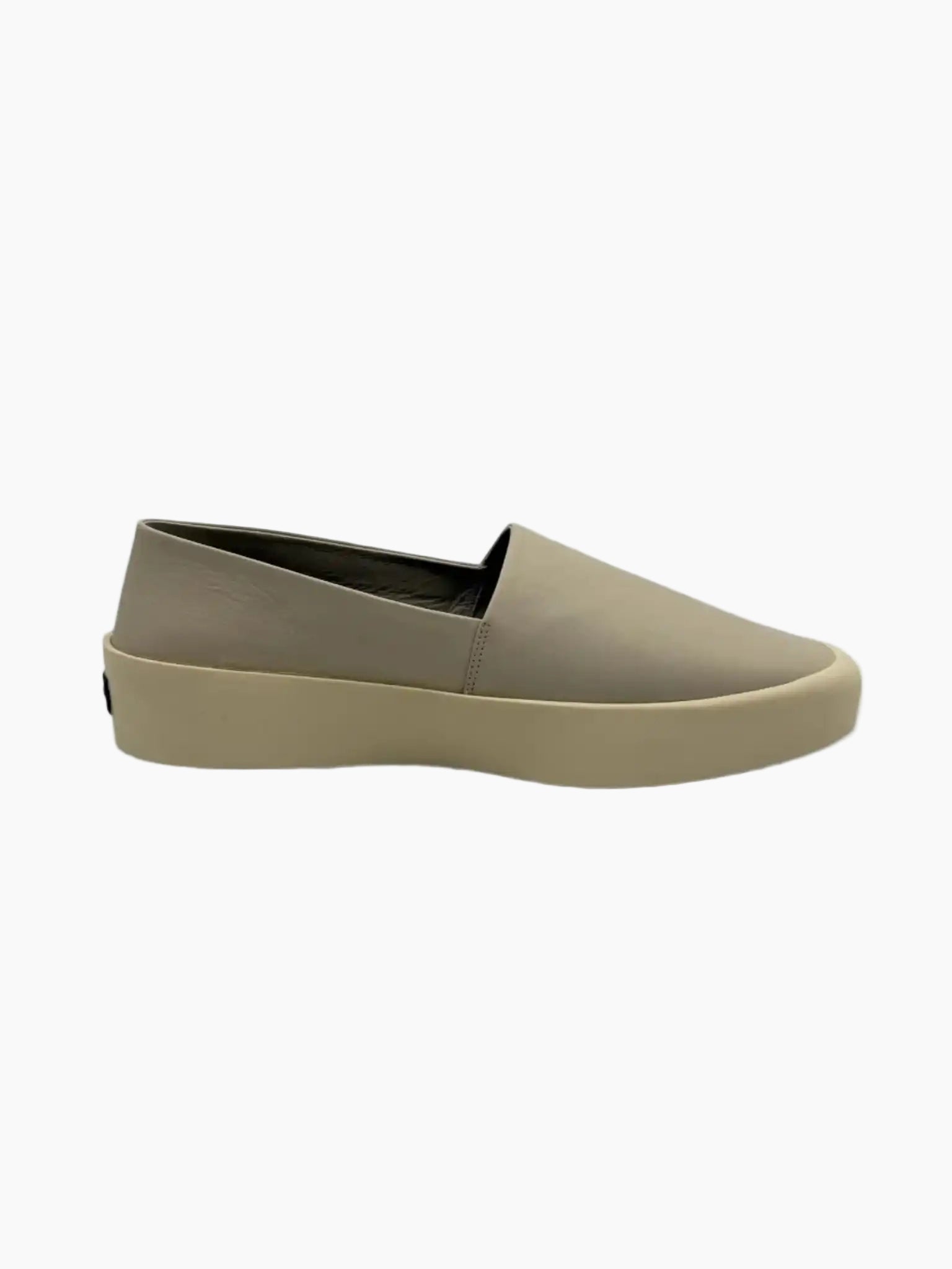 Vista laterale delle slip-on Fear of God color perla in pelle
