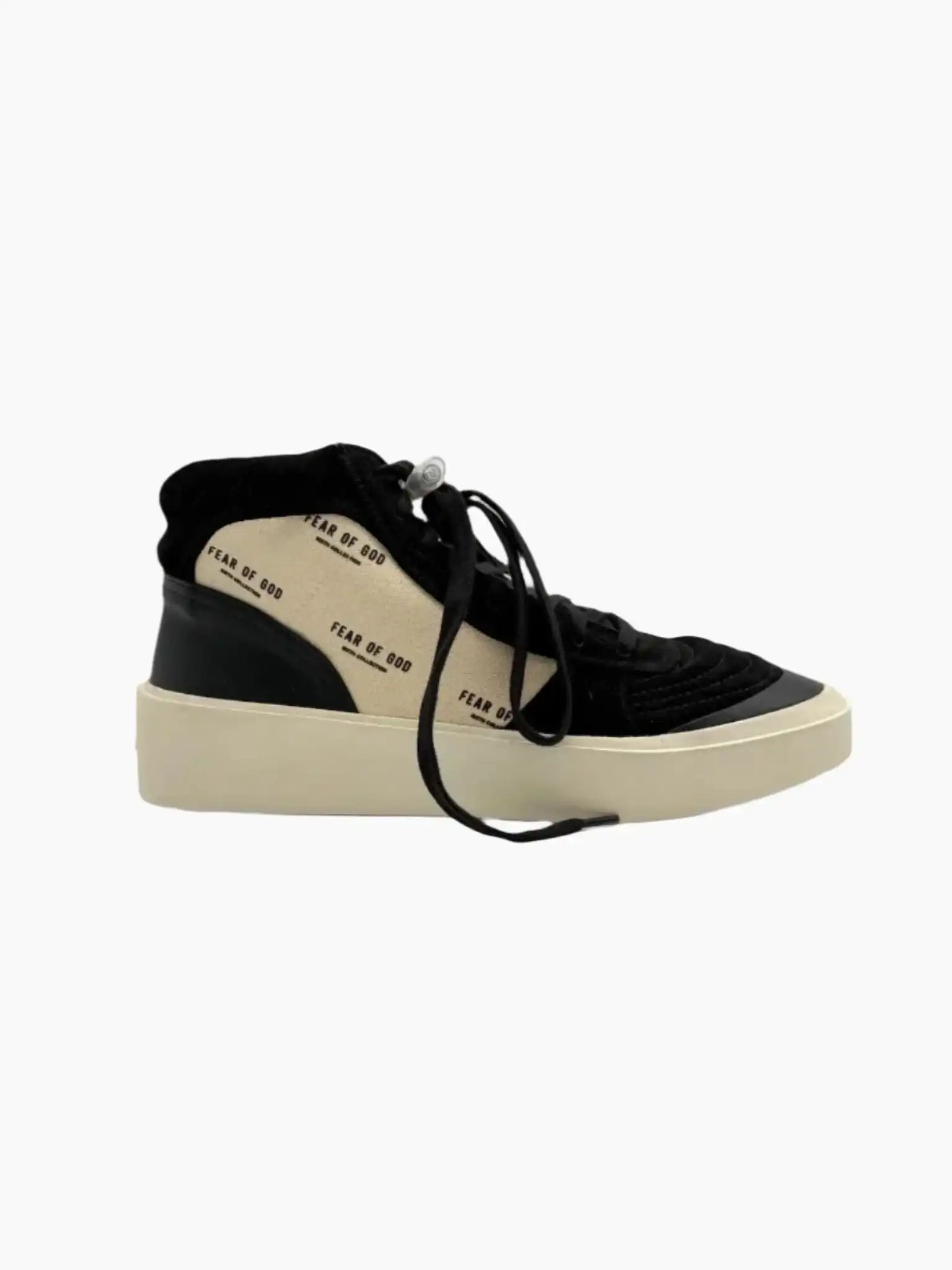 Vista laterale delle sneakers alte Fear of God nere e bianche in suede e canvas