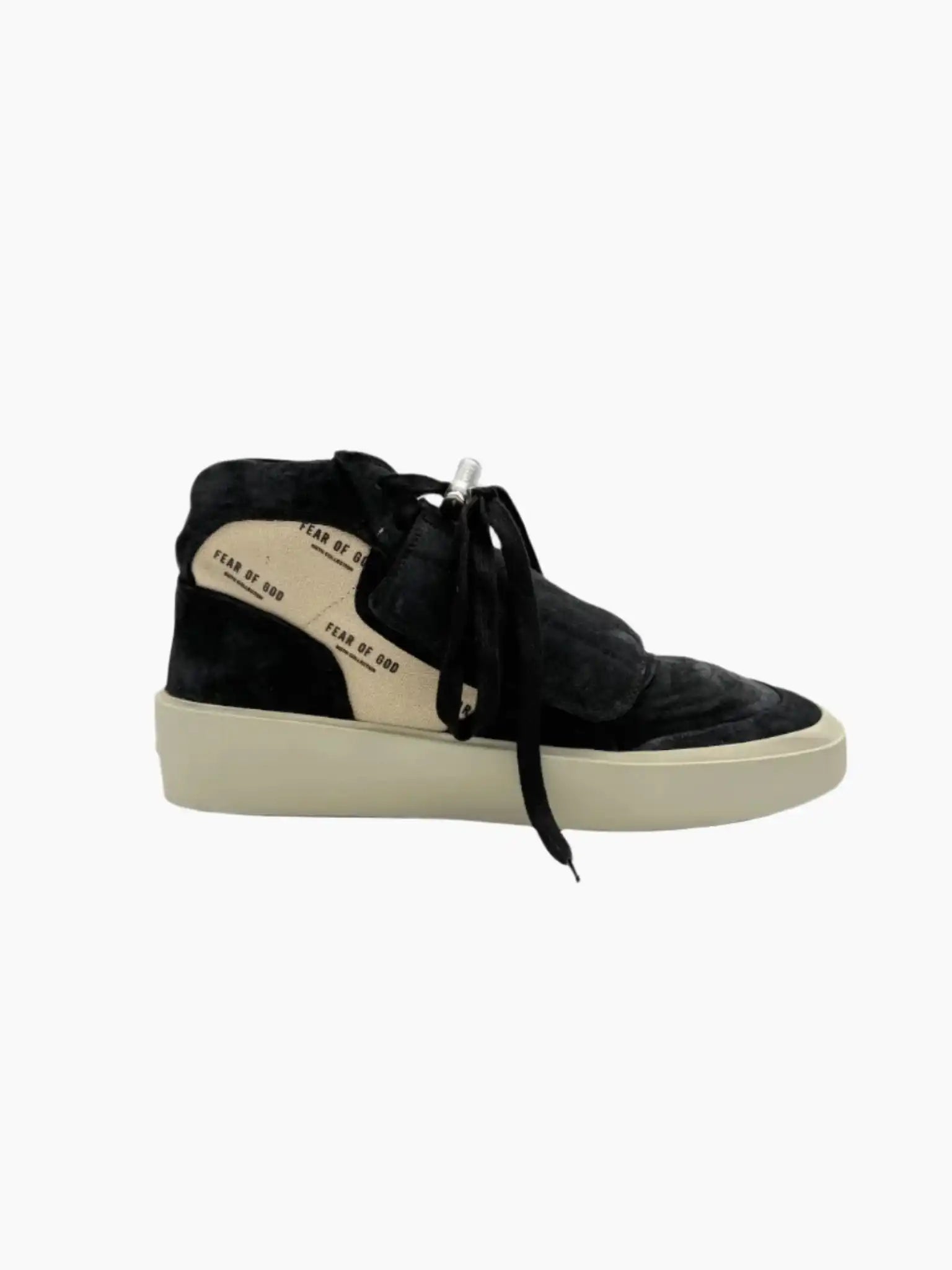 Vista laterale delle sneakers alte Fear of God nere e bianche in suede e canvas con velcro