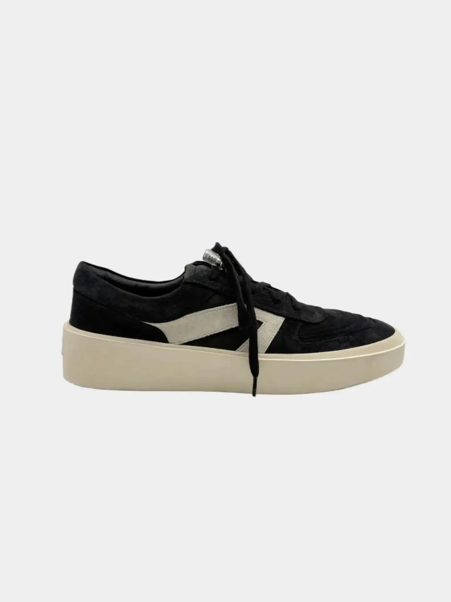 Vista laterale delle sneakers Fear of God nere e bianche in suede