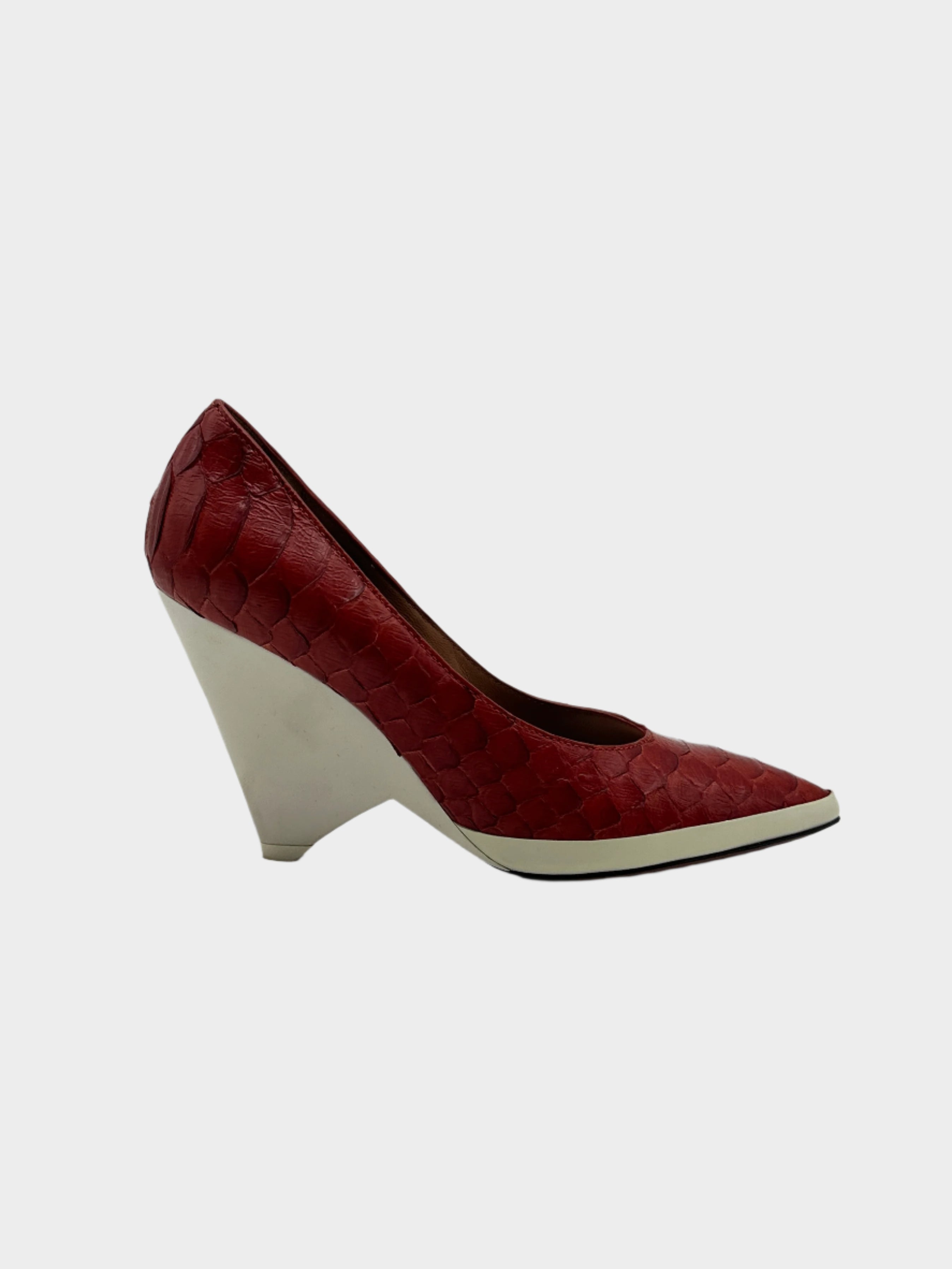décolleté rossa Givenchy, scarpa effetto pitone, tacco geometrico bianco, calzature eleganti donna, punta affusolata Givenchy
