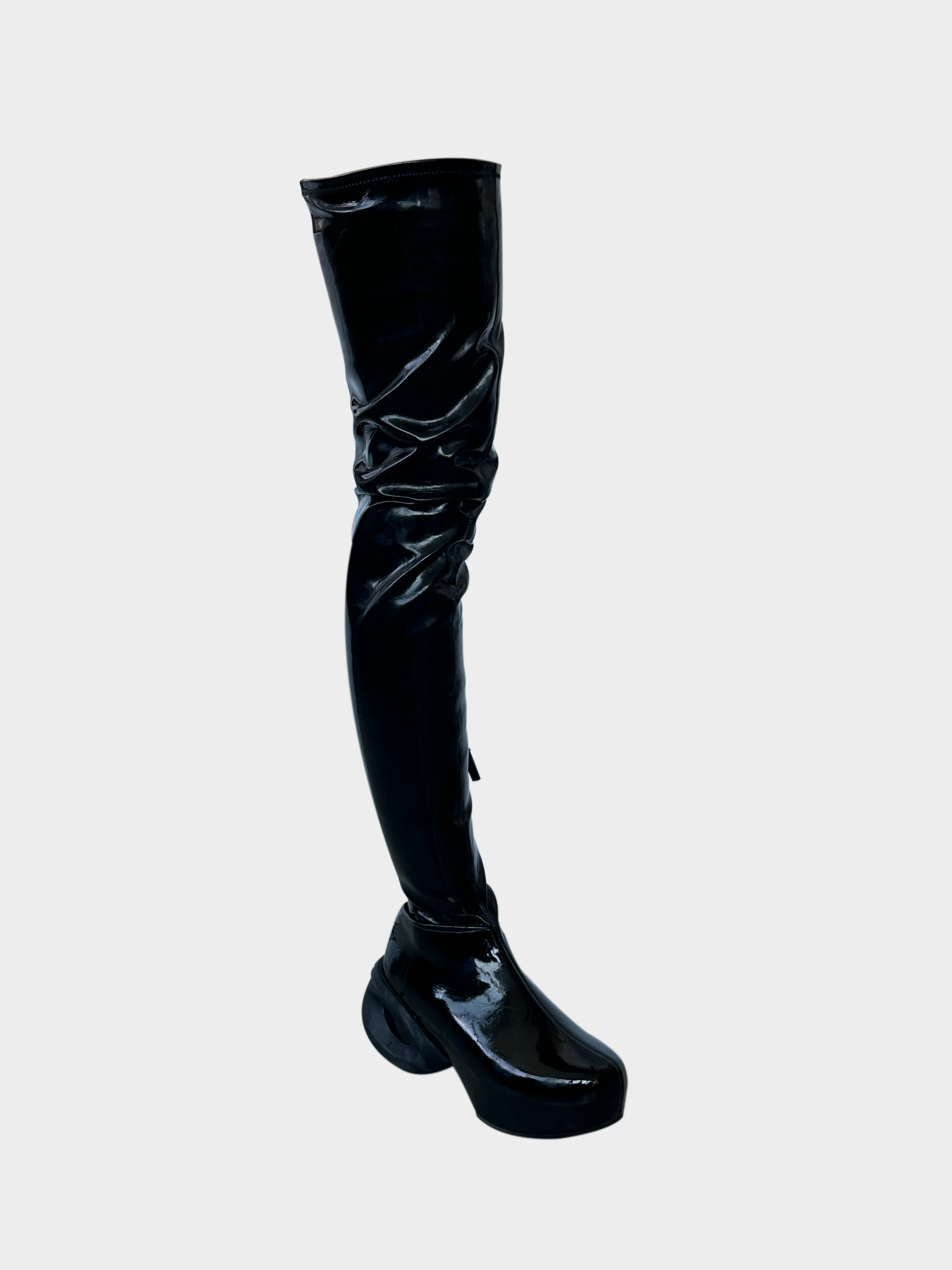 Stivali Givenchy Over The Knee in vernice nera lucida vista frontale