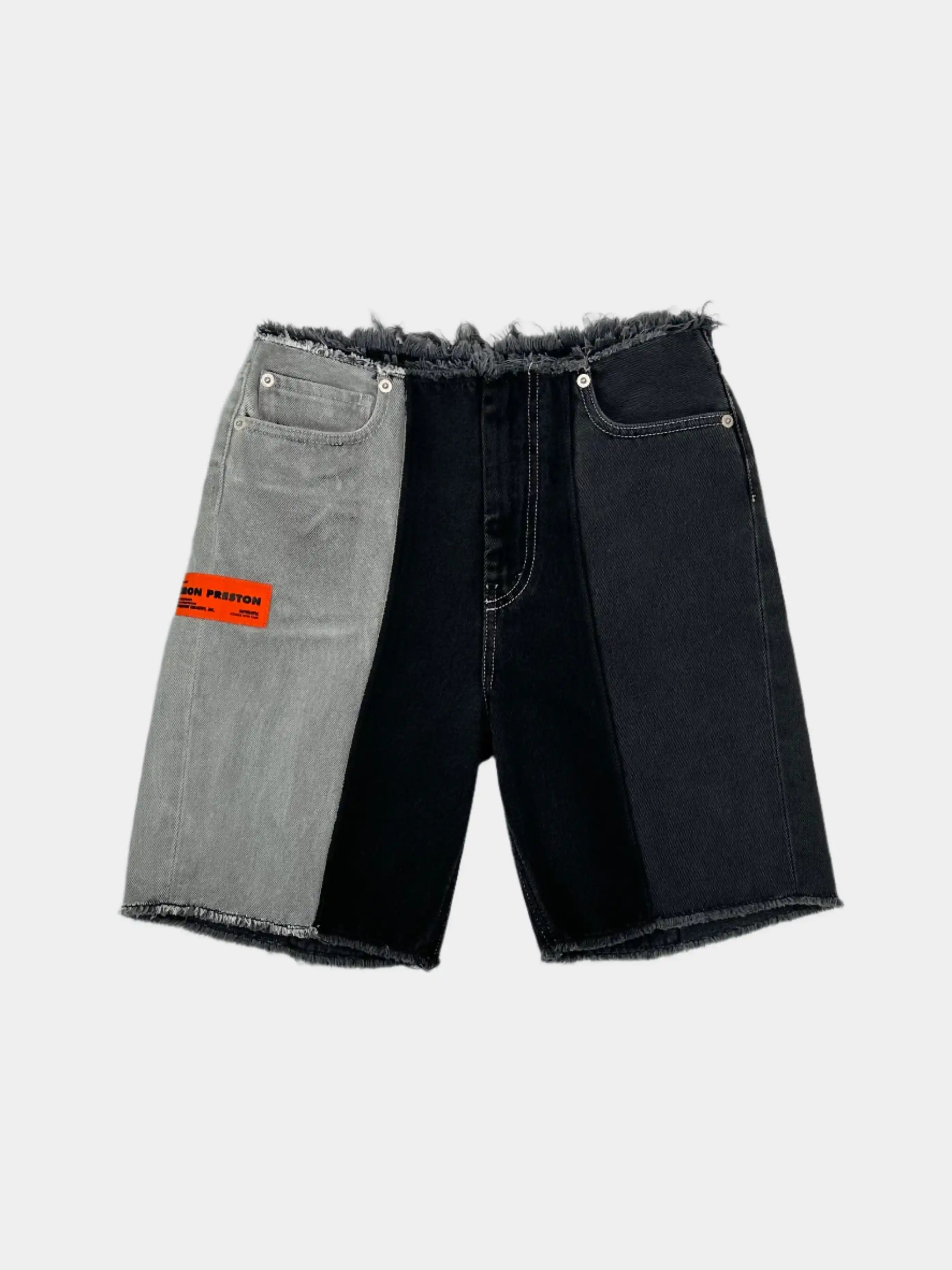 shorts patchwork, denim nero e grigio, shorts sfrangiati, pantaloncini urban style, moda streetwear